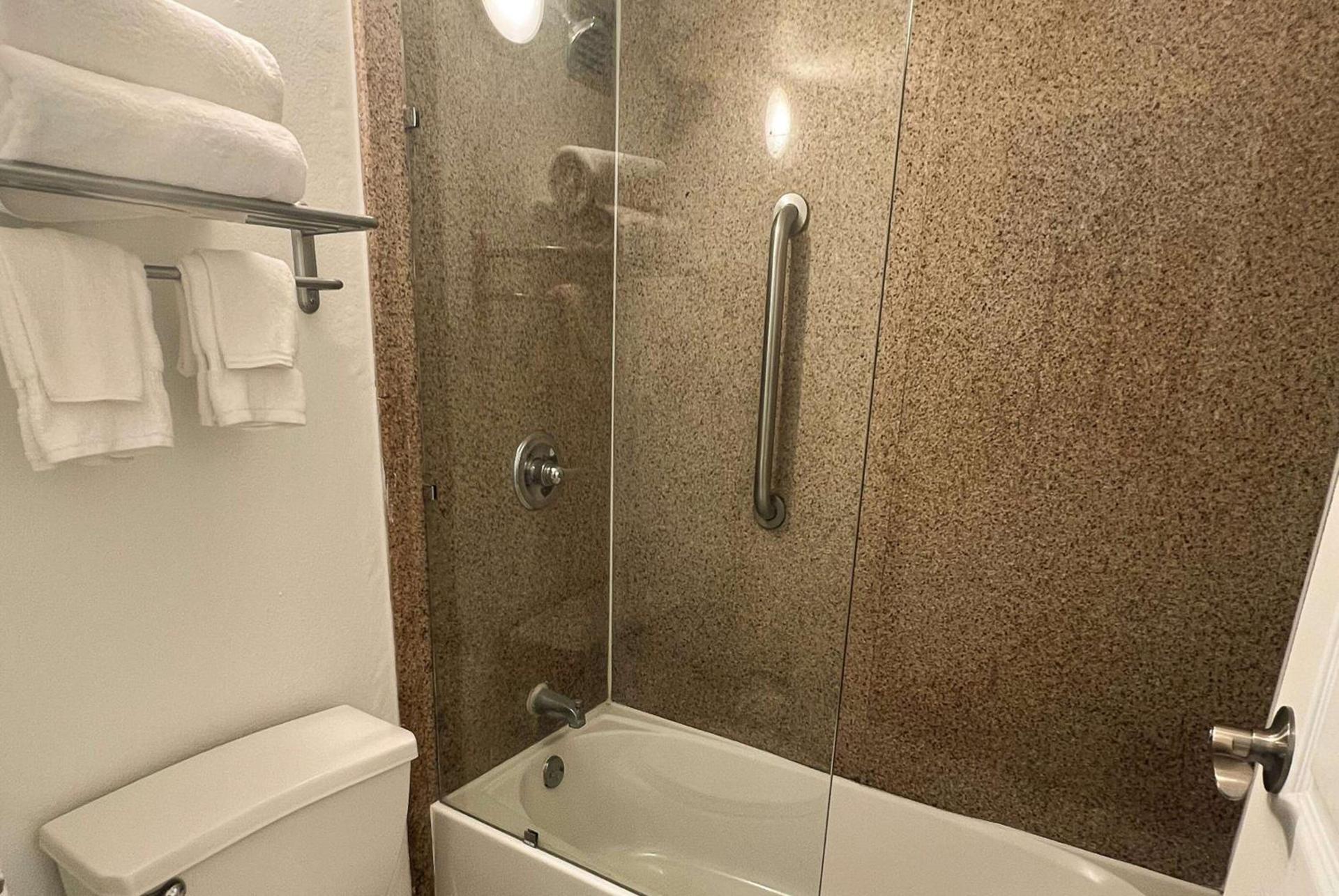 Baymont by Wyndham Orlando North Millenia photo 24