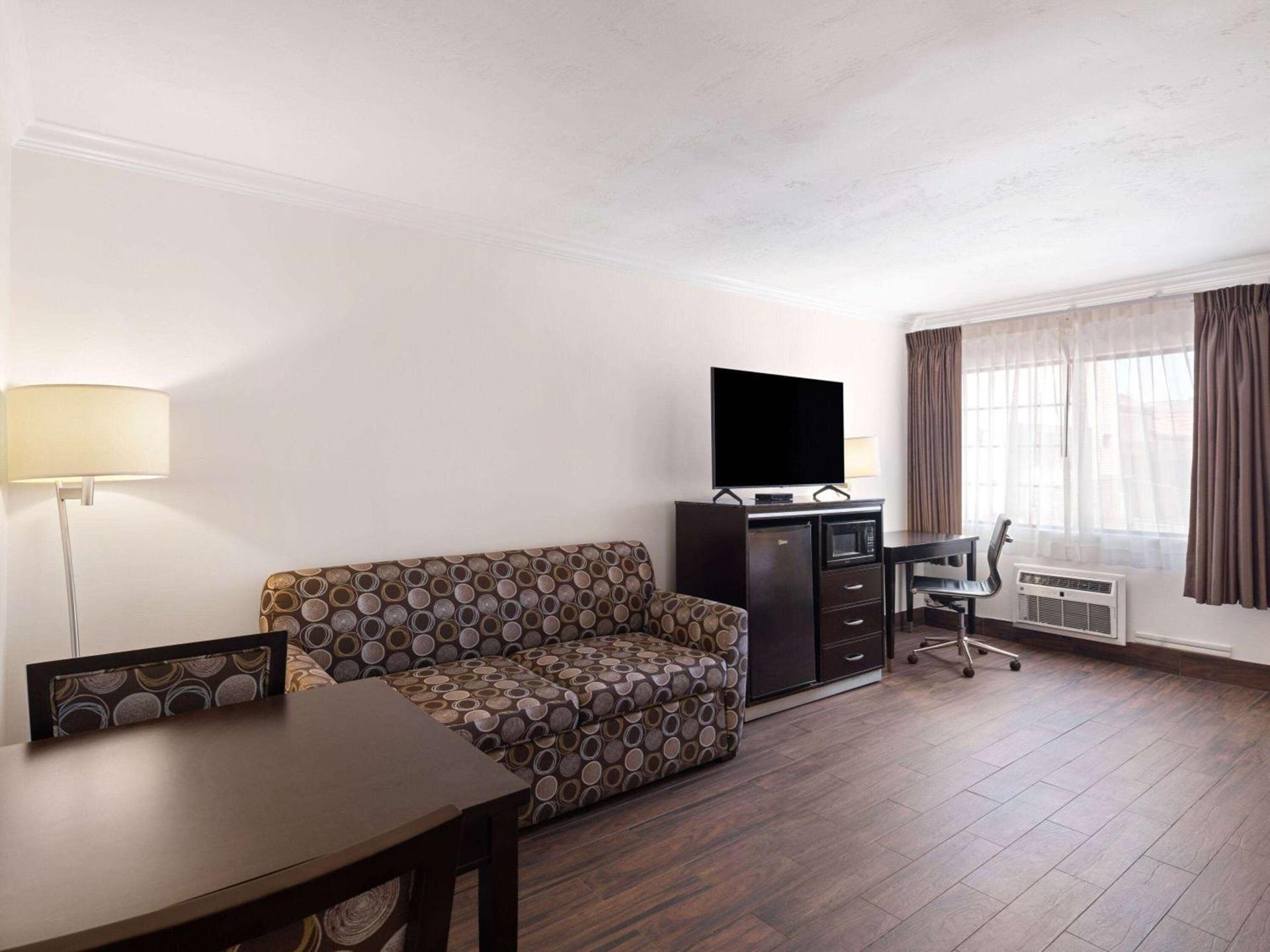 Ramada by Wyndham San Diego Poway Miramar photo 12