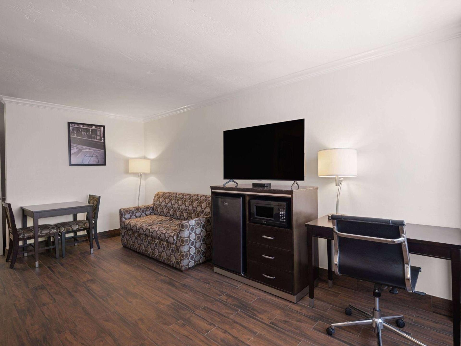 Ramada by Wyndham San Diego Poway Miramar photo 13