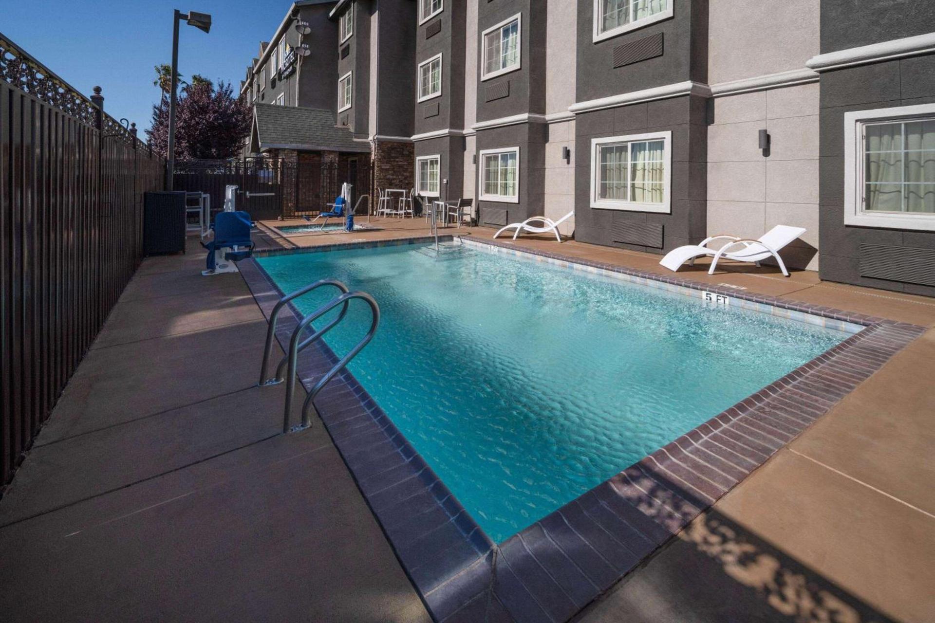Microtel Inn & Suites by Wyndham Tracy photo 9