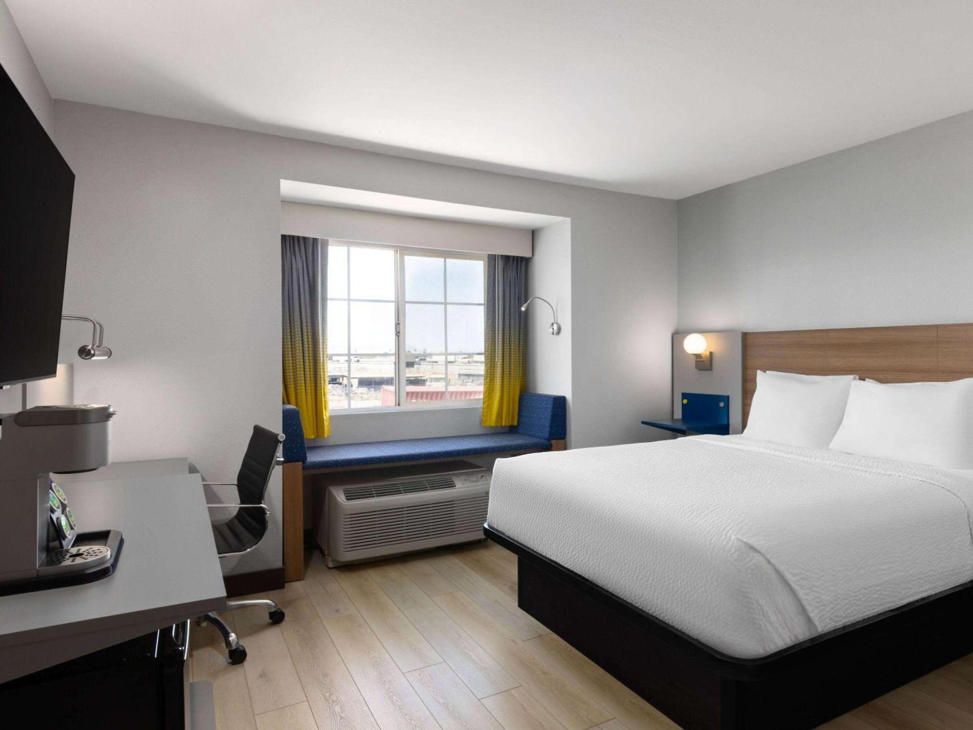Microtel Inn & Suites by Wyndham Tracy photo 14
