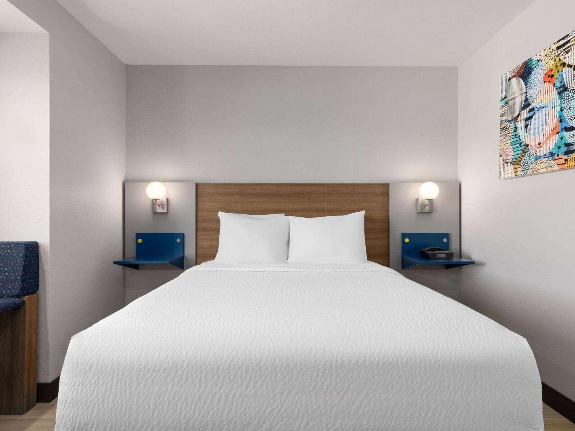 Microtel Inn & Suites by Wyndham Tracy photo 16