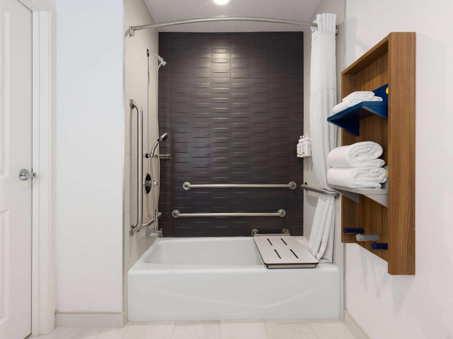 Microtel Inn & Suites by Wyndham Tracy photo 15
