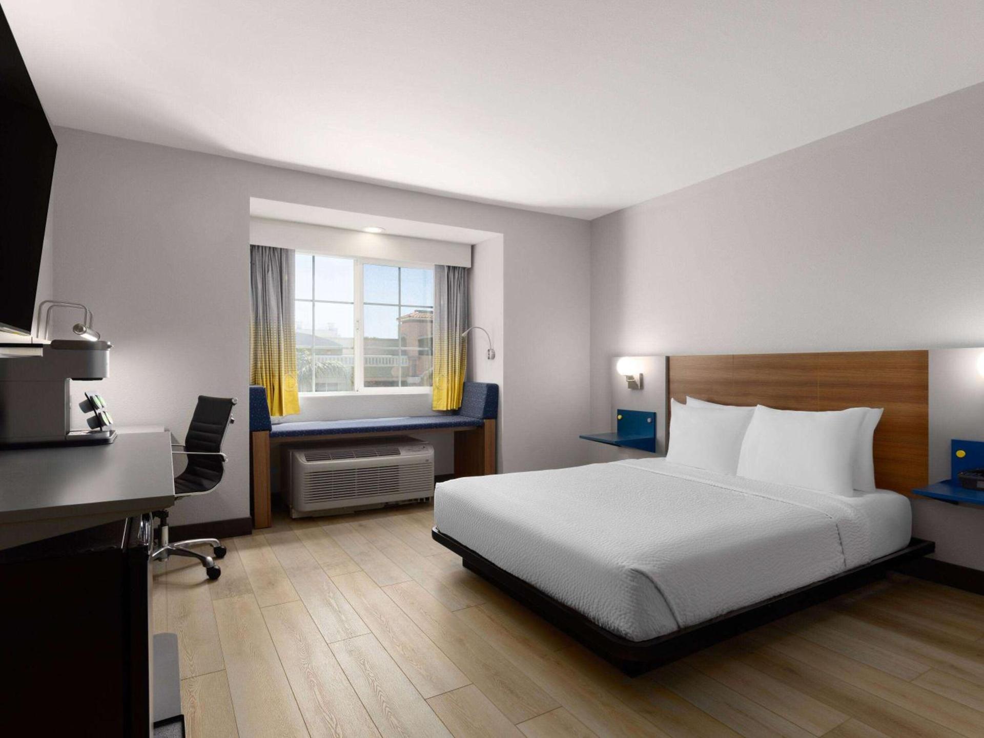 Microtel Inn & Suites by Wyndham Tracy photo 21