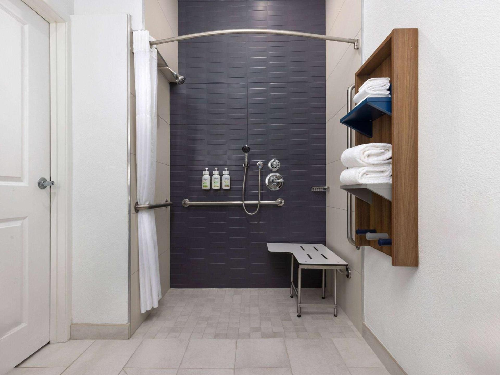 Microtel Inn & Suites by Wyndham Tracy photo 28