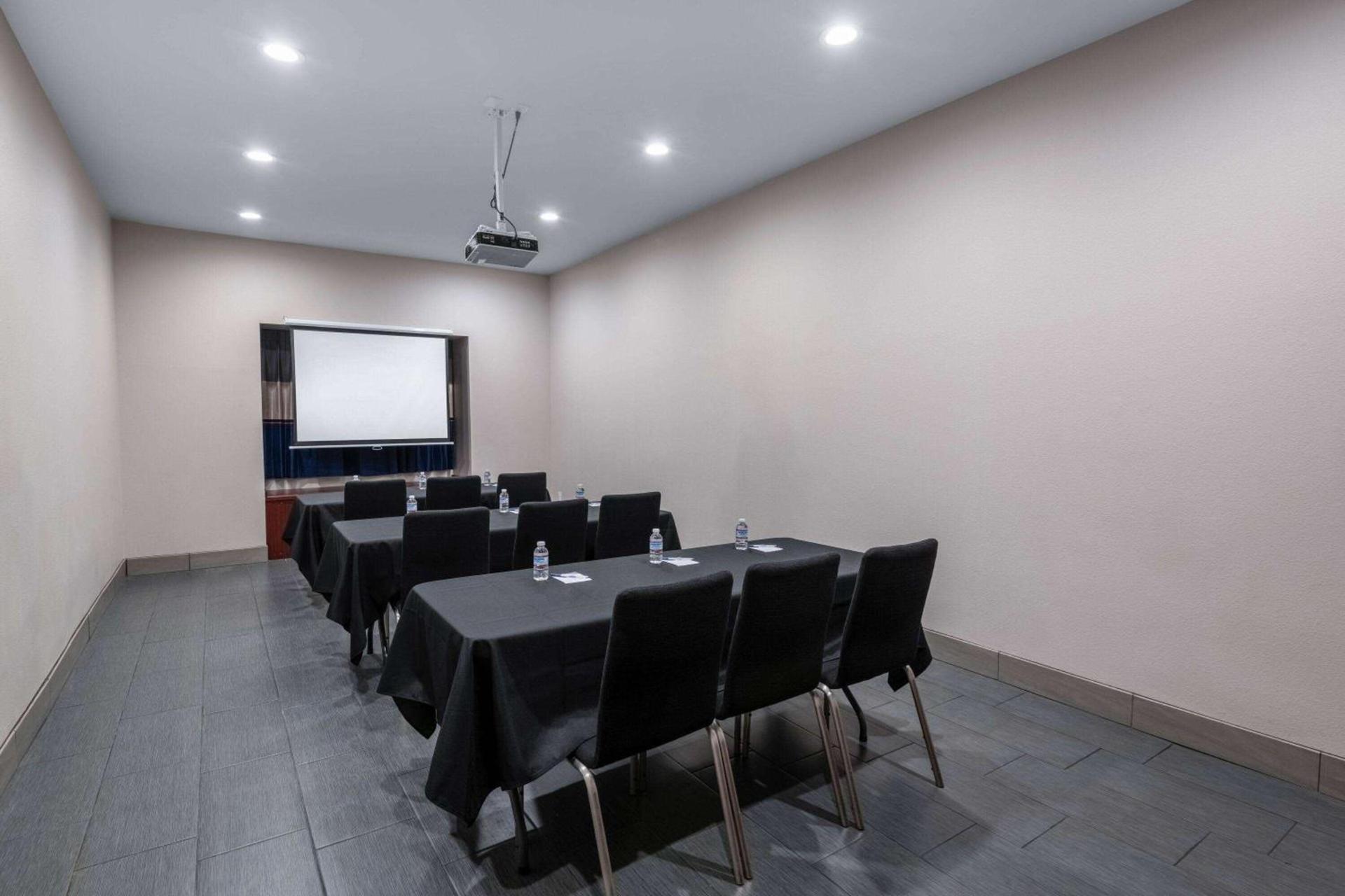 Microtel Inn & Suites by Wyndham Tracy photo 40