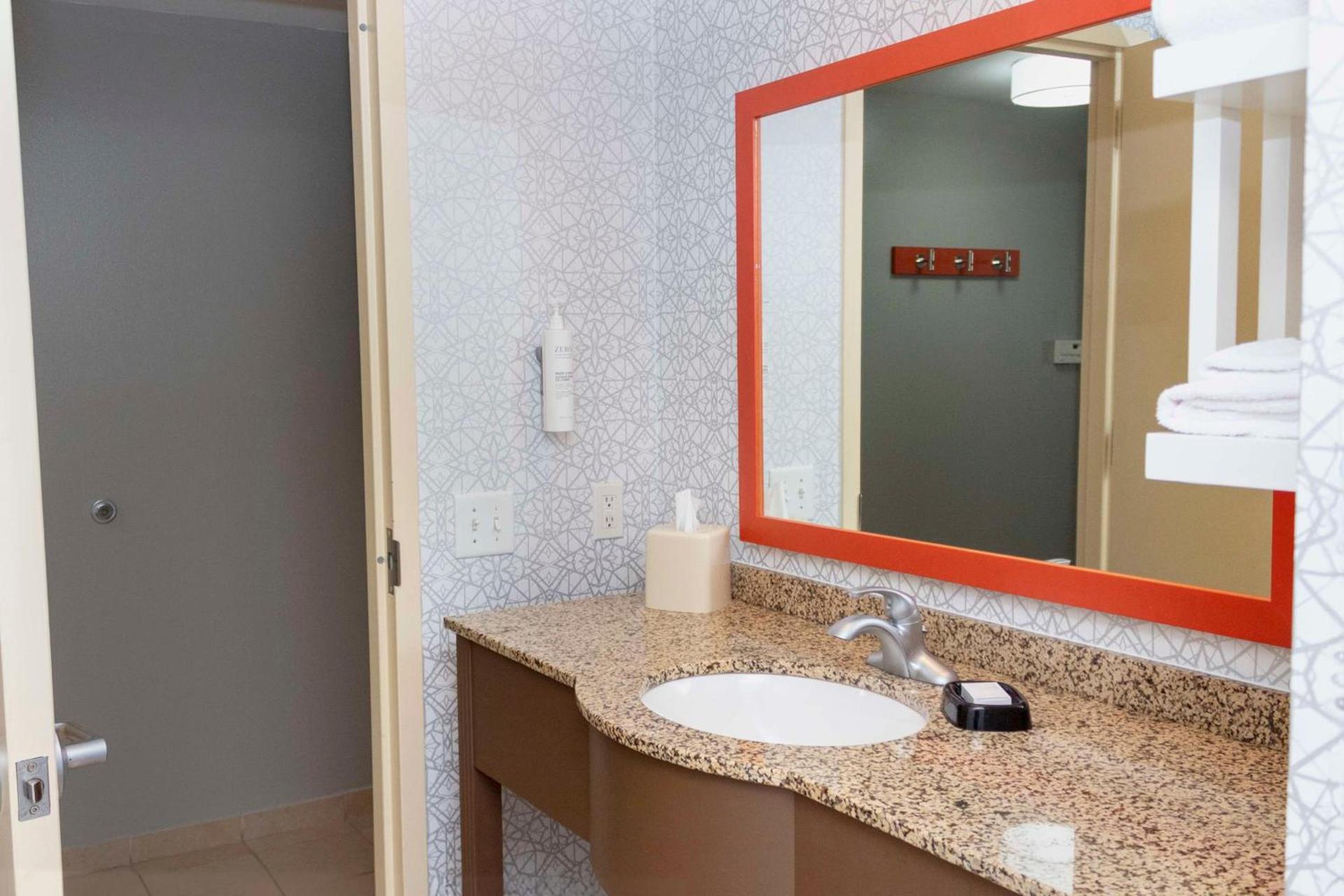 Hampton Inn & Suites Riverton photo 12
