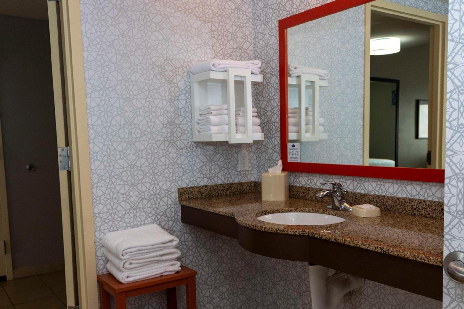 Hampton Inn & Suites Riverton photo 31