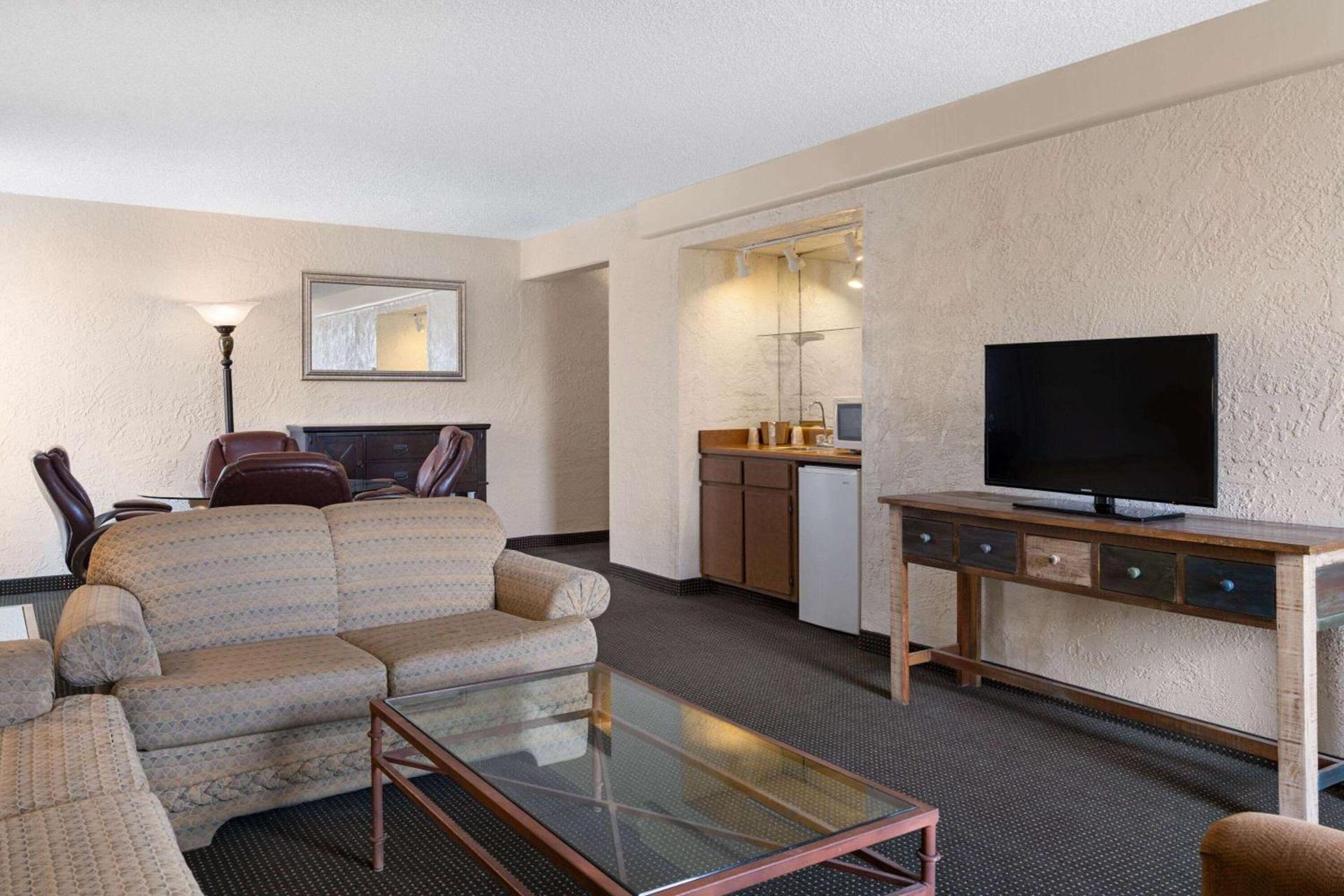 Ramada by Wyndham Tucson photo 27