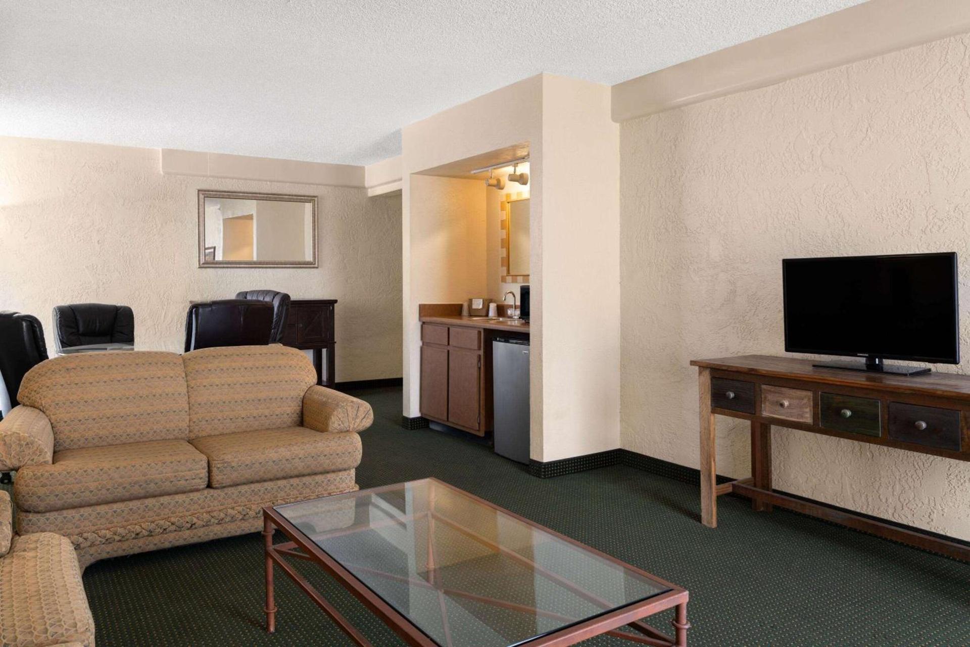 Ramada by Wyndham Tucson photo 33
