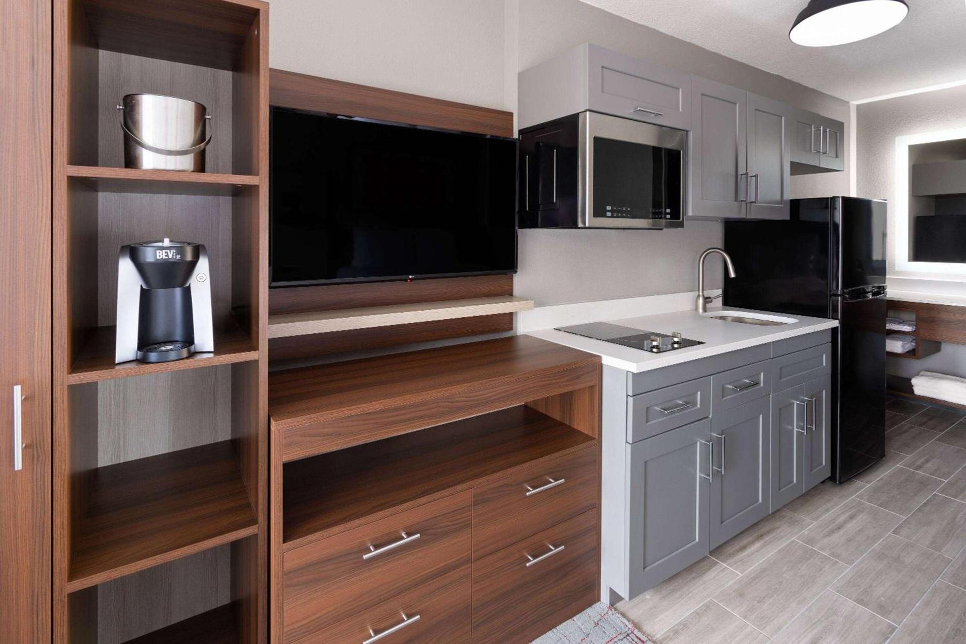 Hawthorn Extended Stay by Wyndham Columbia-Ft Jackson photo 13