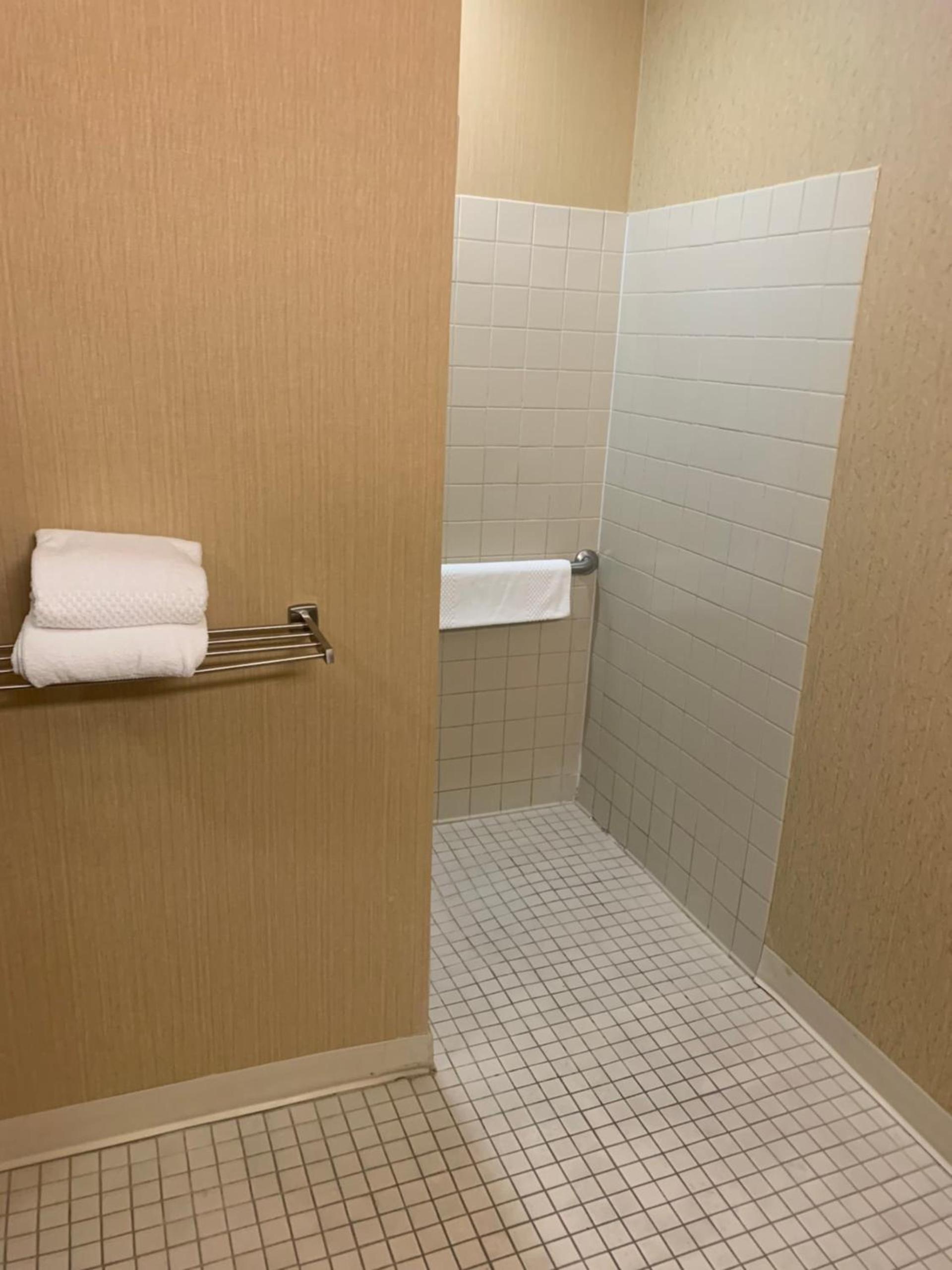 Hampton Inn Chelsea, Mi photo 58