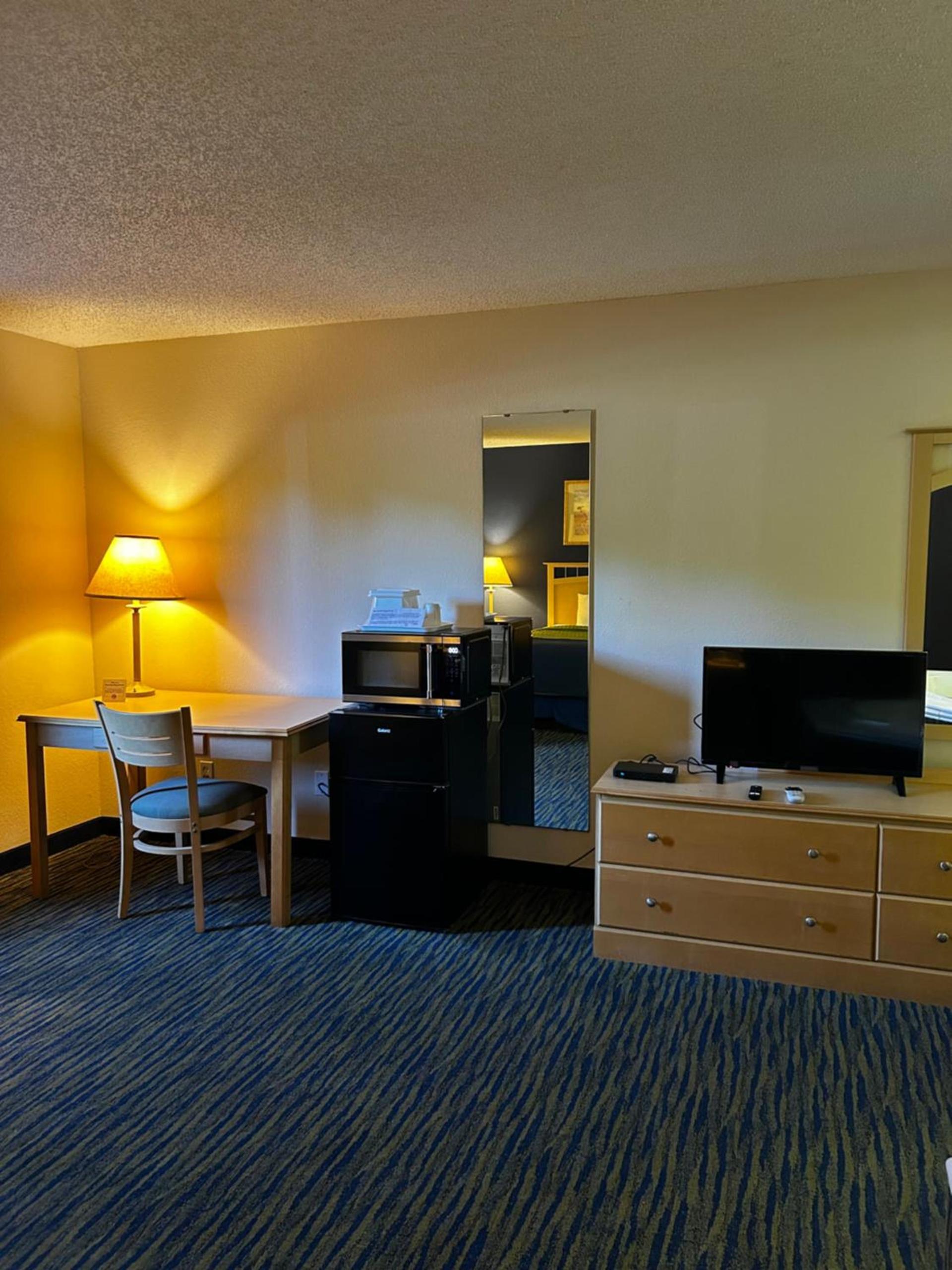 Ameristay Inn & Suites photo 7