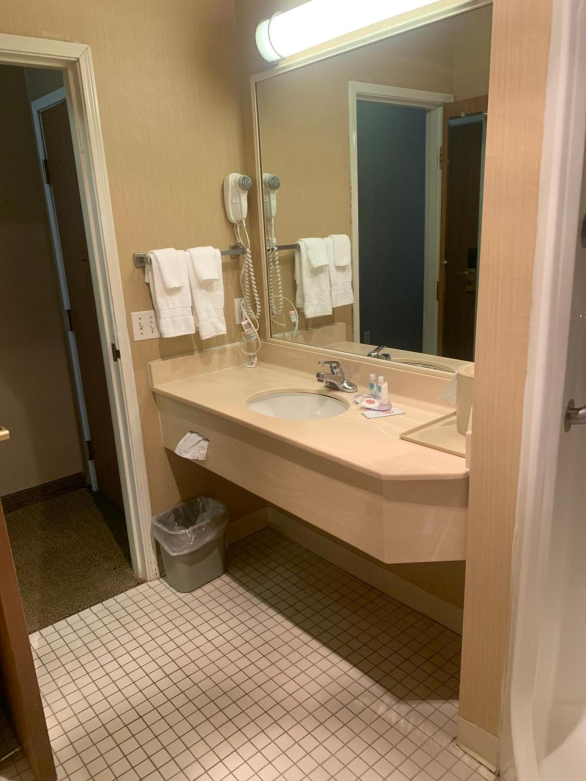 Hampton Inn Chelsea, Mi photo 70