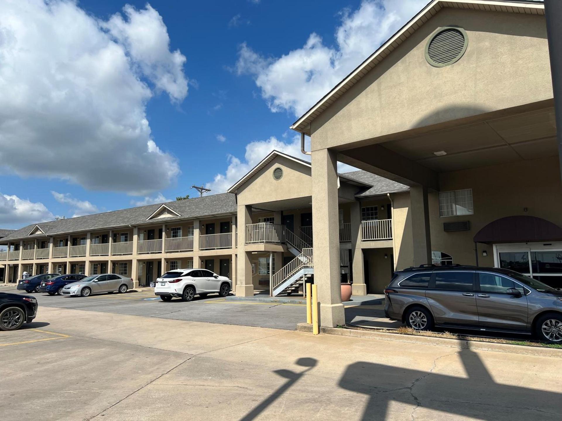 Days Inn by Wyndham Wagoner photo 1
