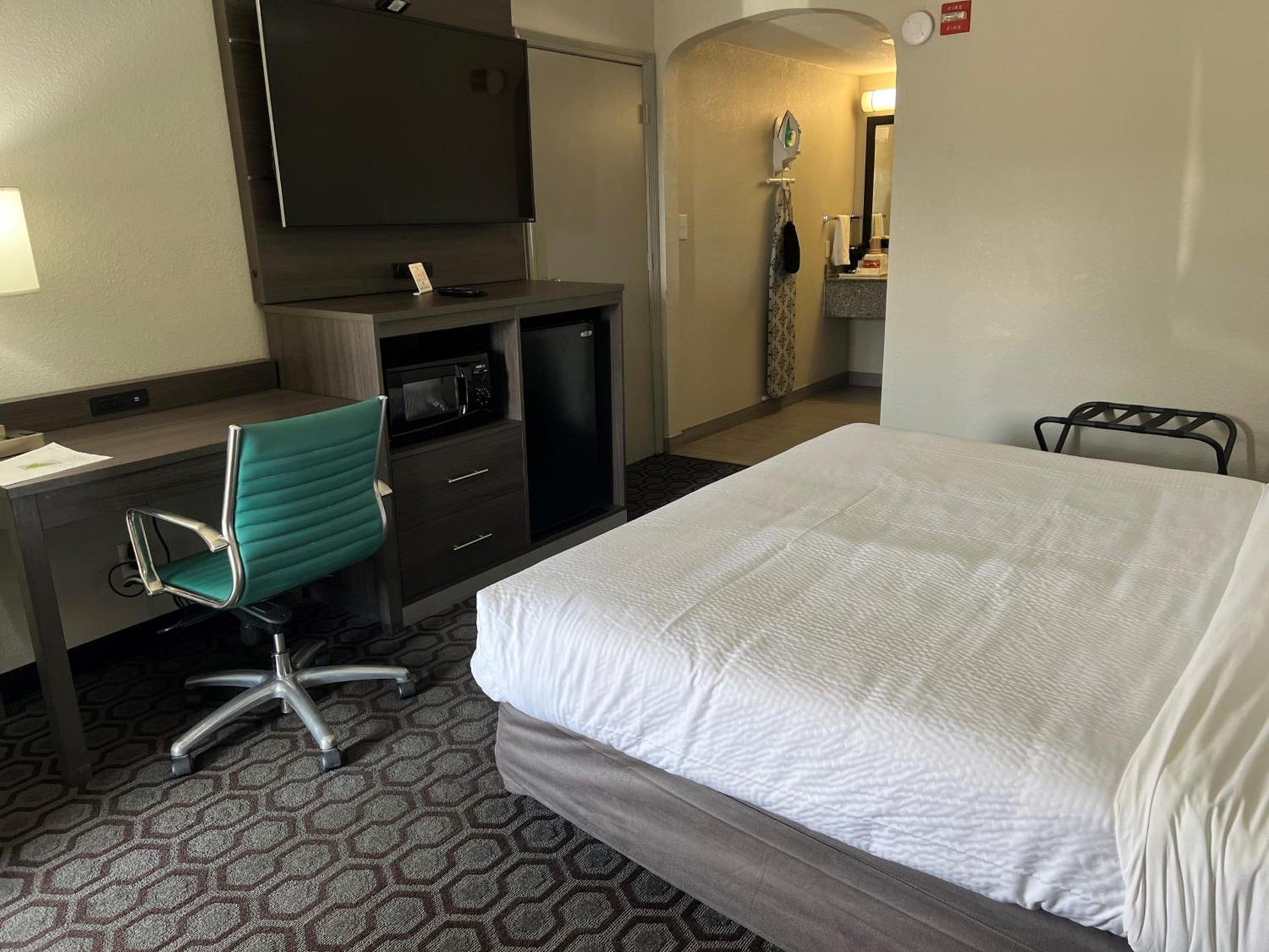 Days Inn by Wyndham Wagoner photo 25
