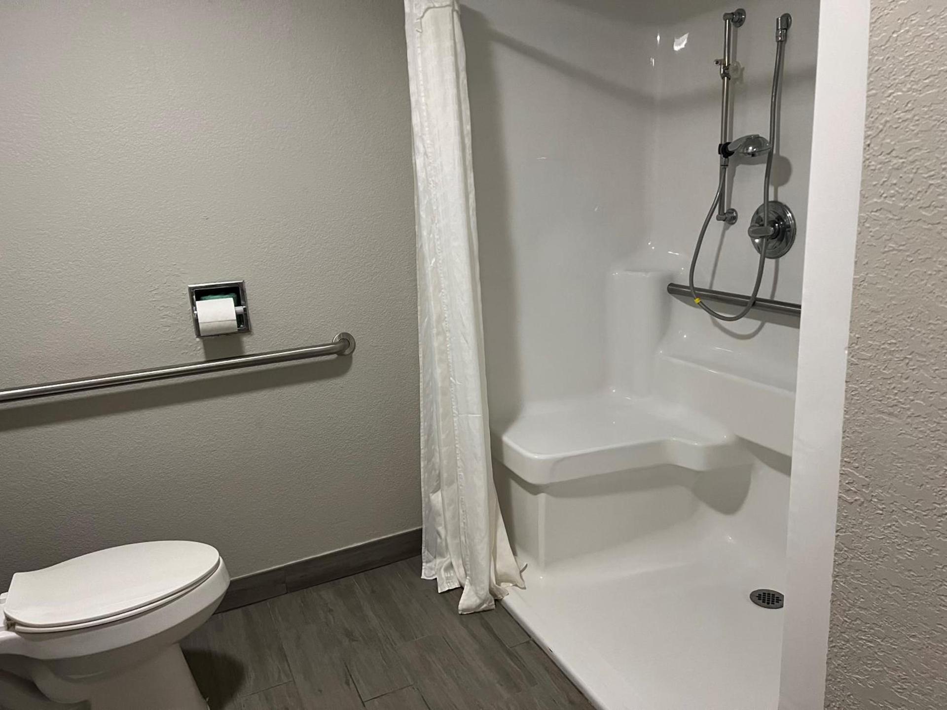 Days Inn by Wyndham Wagoner photo 24