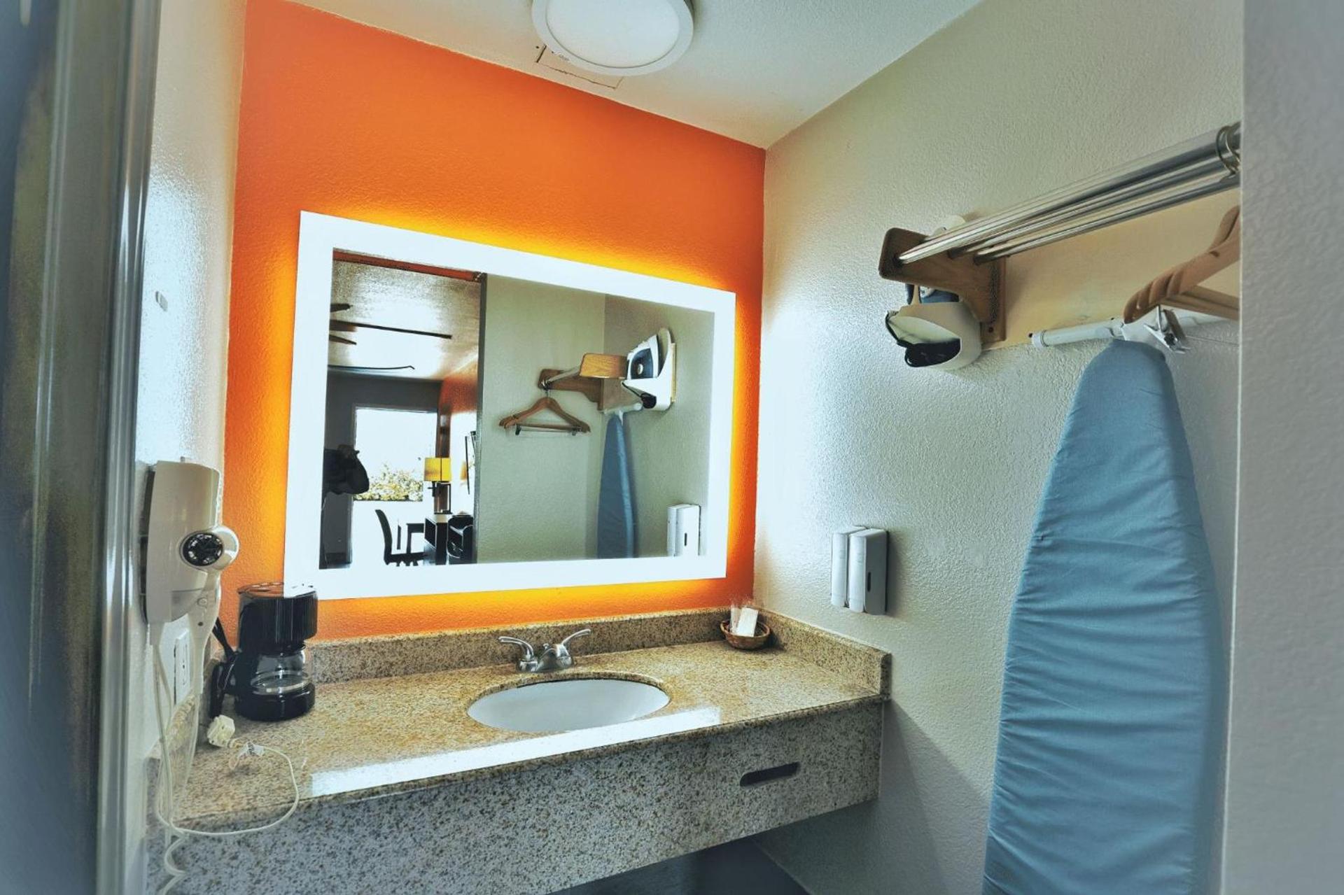 Scottish Inns & Suites Shenandoah Woodlands Mall photo 12