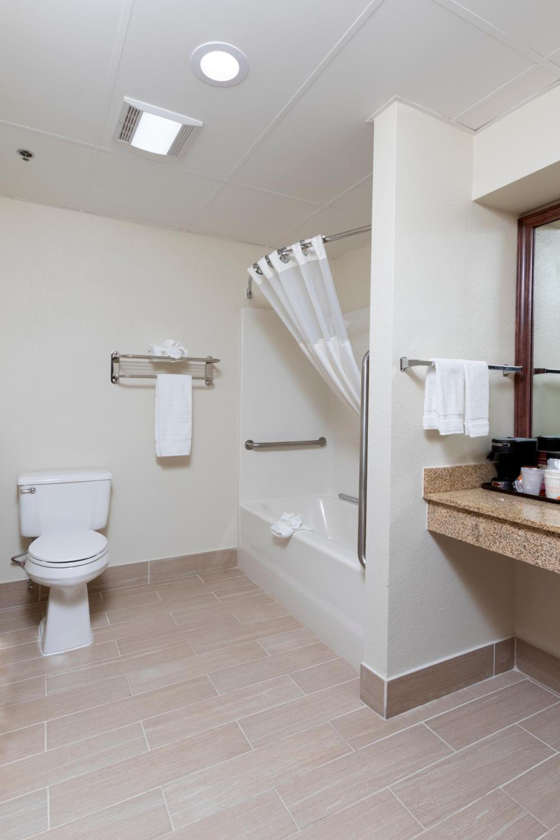 Quality Inn & Suites Mount Vernon photo 8