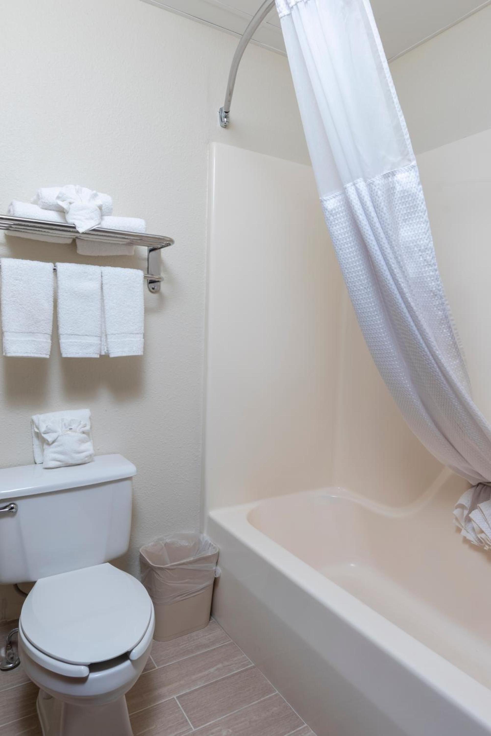 Quality Inn & Suites Mount Vernon photo 11