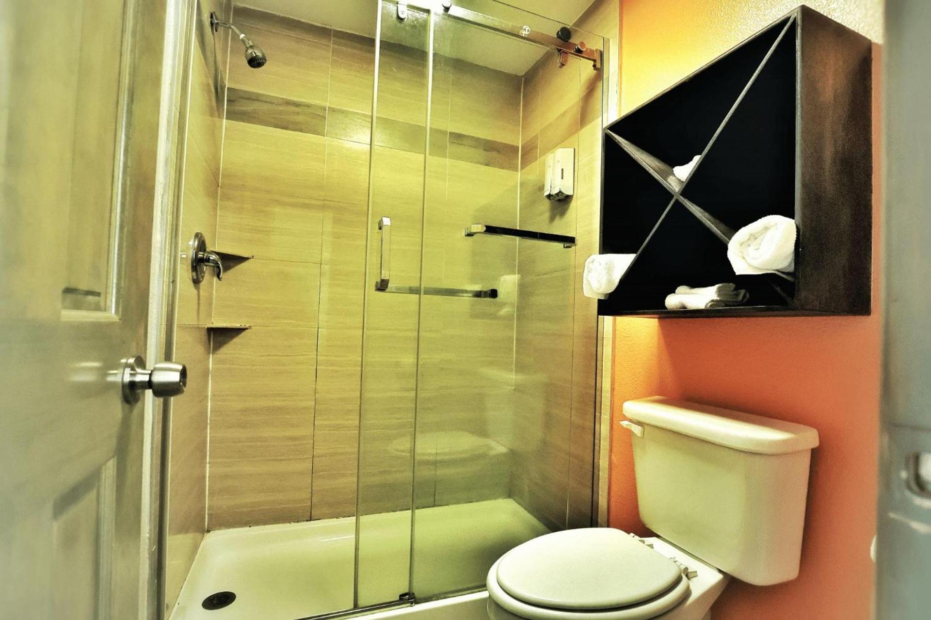 Scottish Inns & Suites Shenandoah Woodlands Mall photo 6