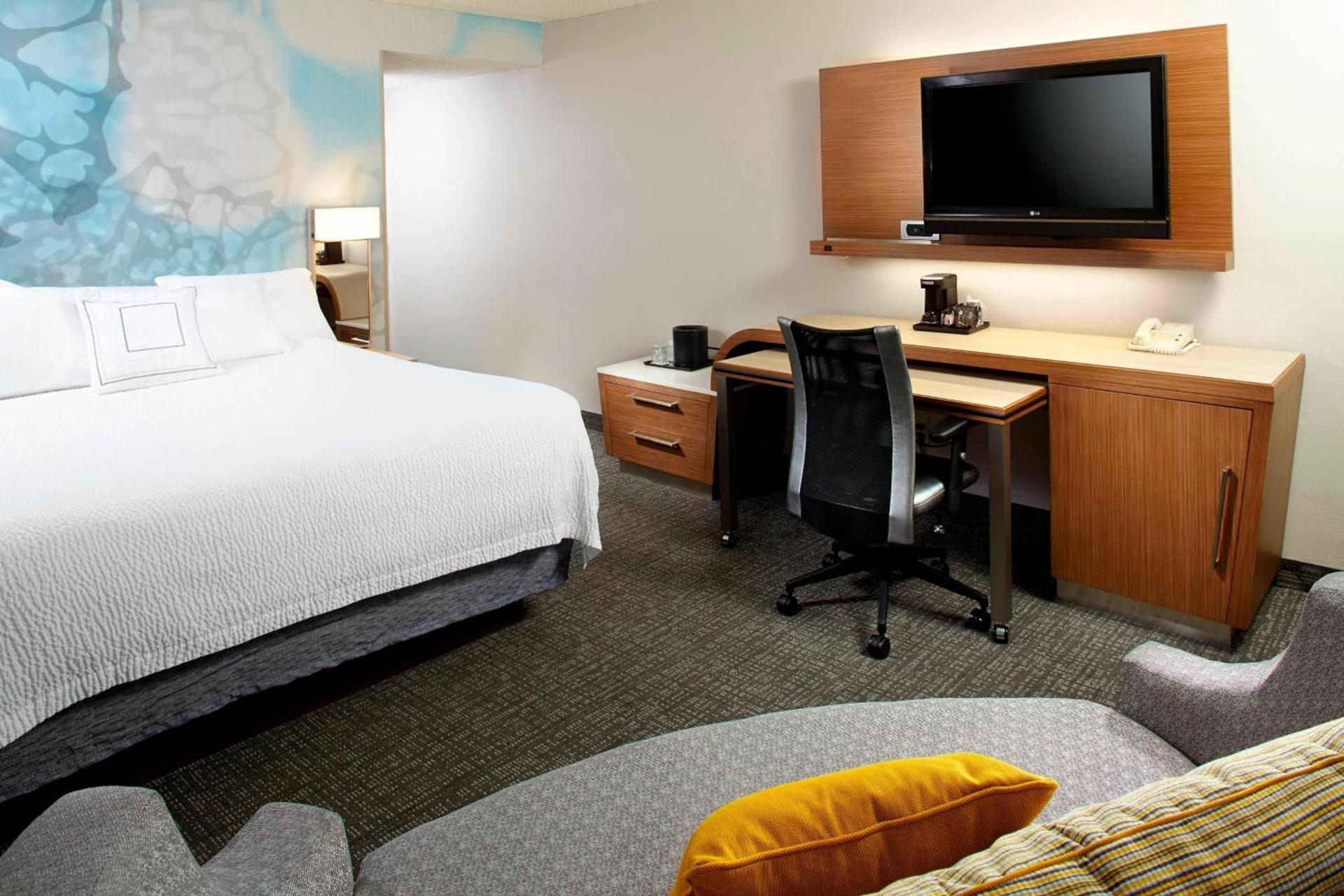 Courtyard by Marriott Lansing photo 4