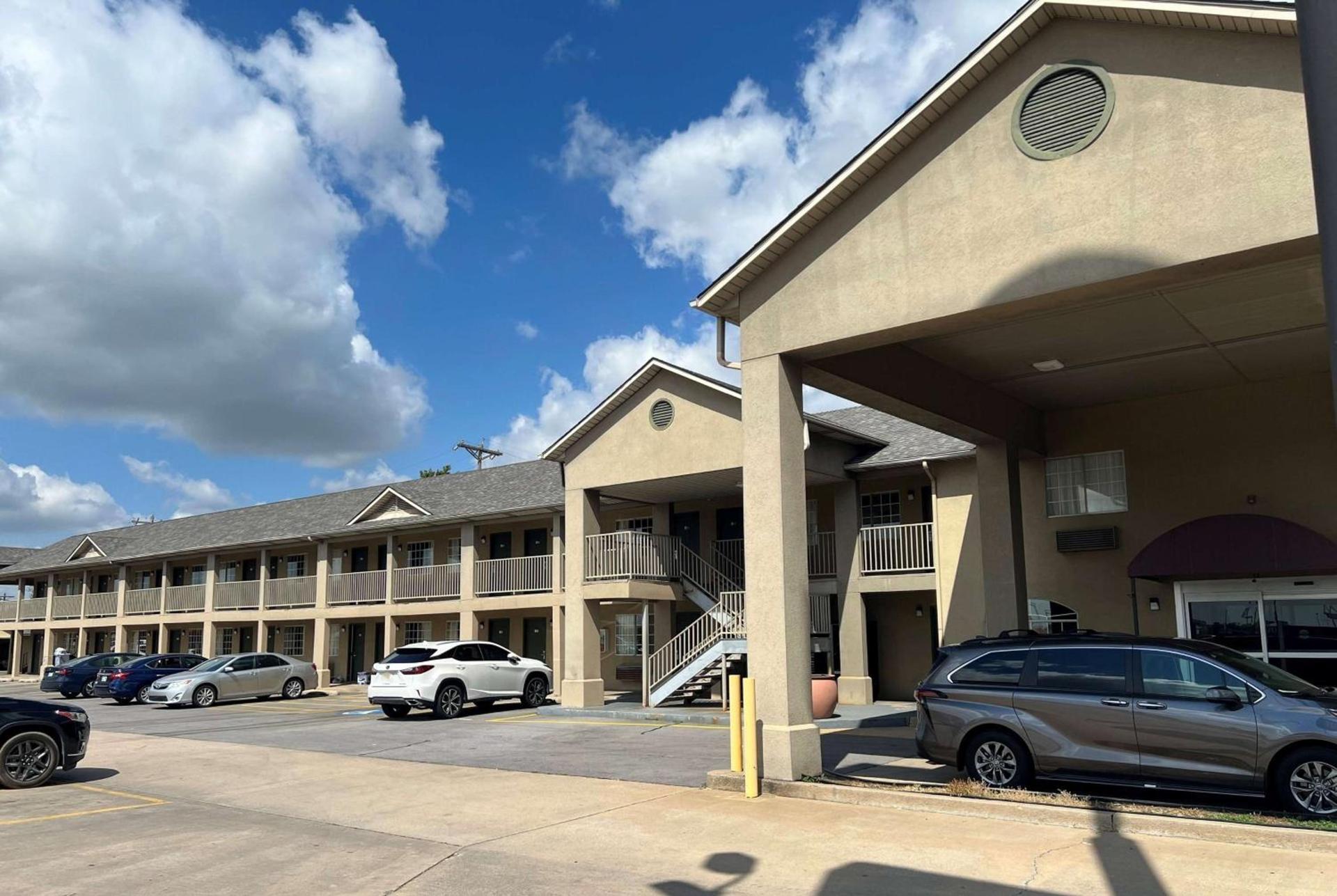 Days Inn by Wyndham Wagoner photo 2