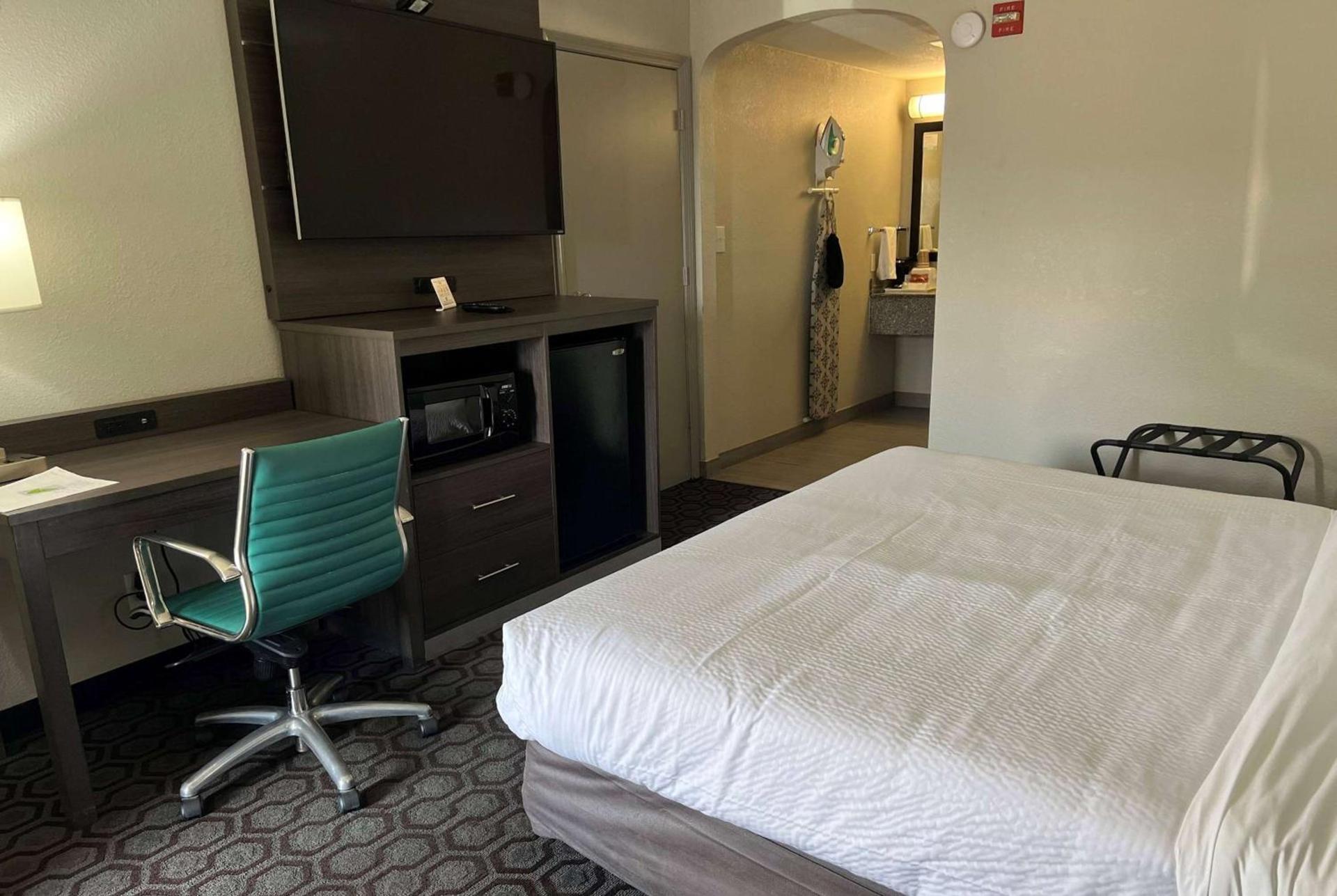 Days Inn by Wyndham Wagoner photo 11