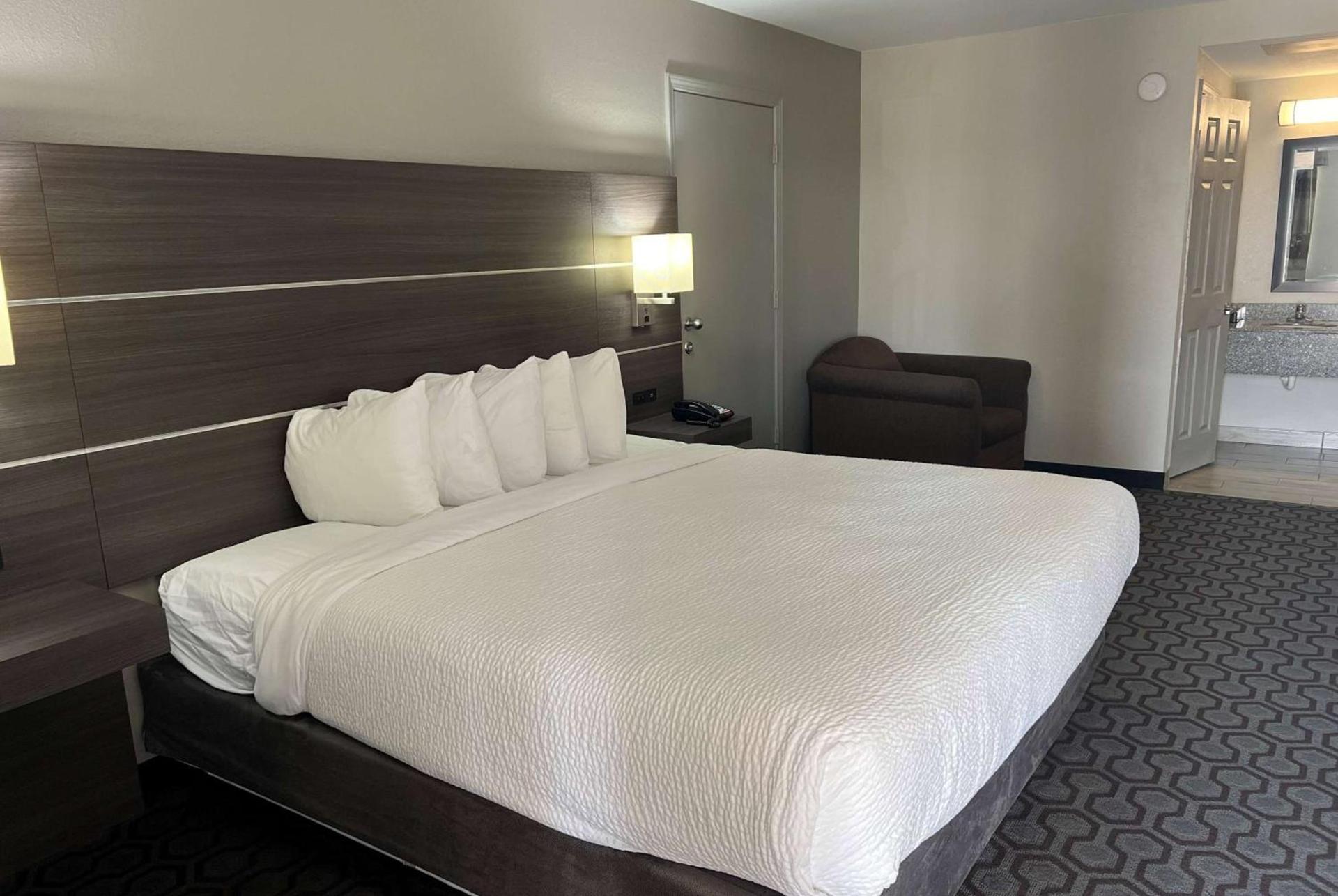 Days Inn by Wyndham Wagoner photo 18