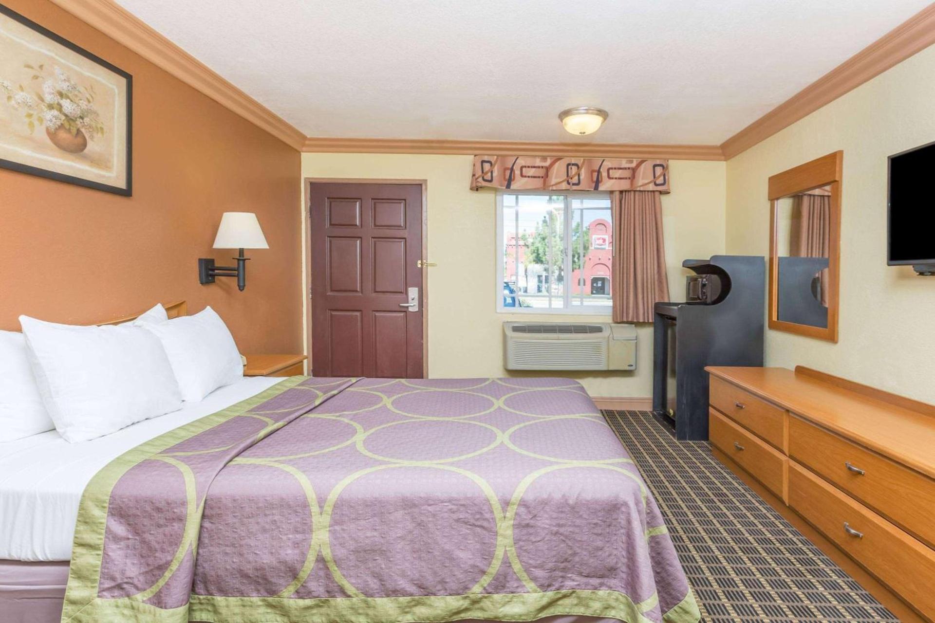 Super 8 by Wyndham Azusa photo 11