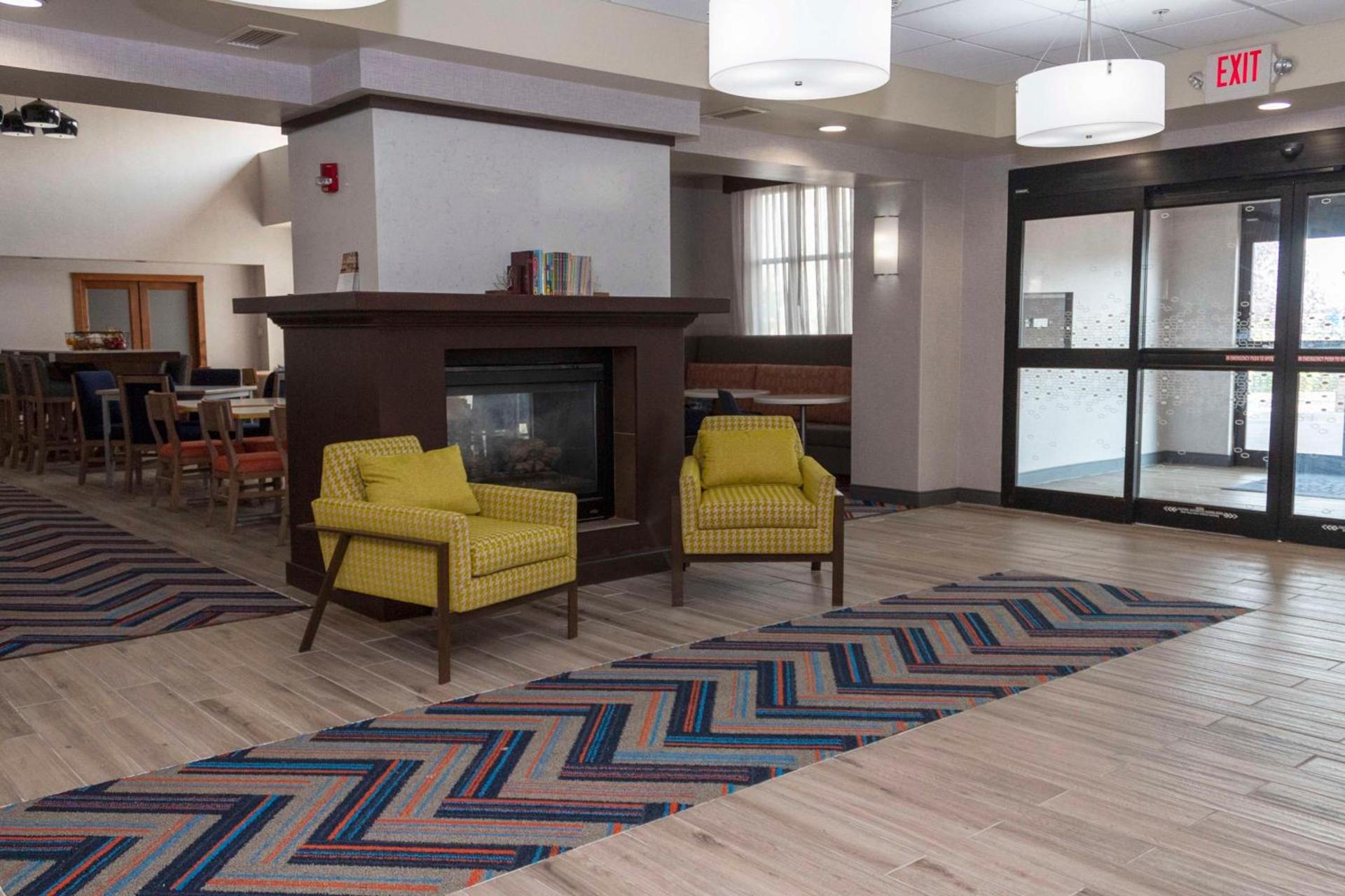 Hampton Inn & Suites Riverton photo 2