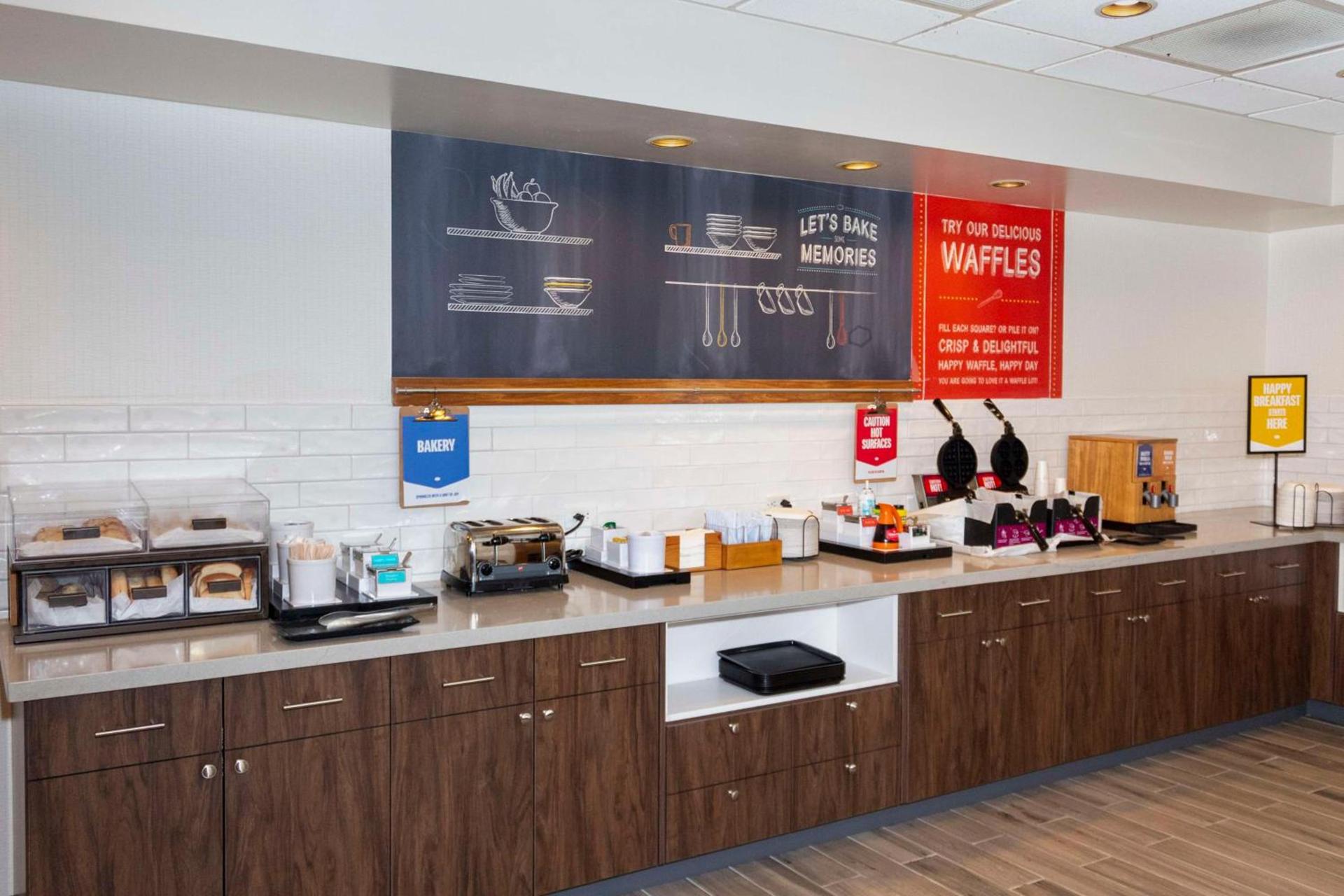 Hampton Inn & Suites Riverton photo 8