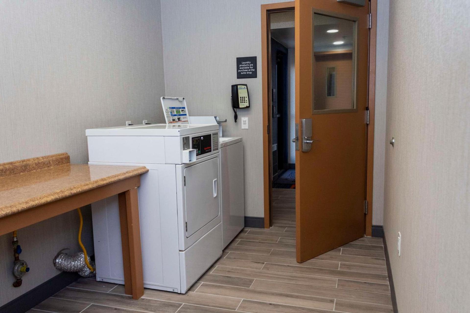 Hampton Inn & Suites Riverton photo 17