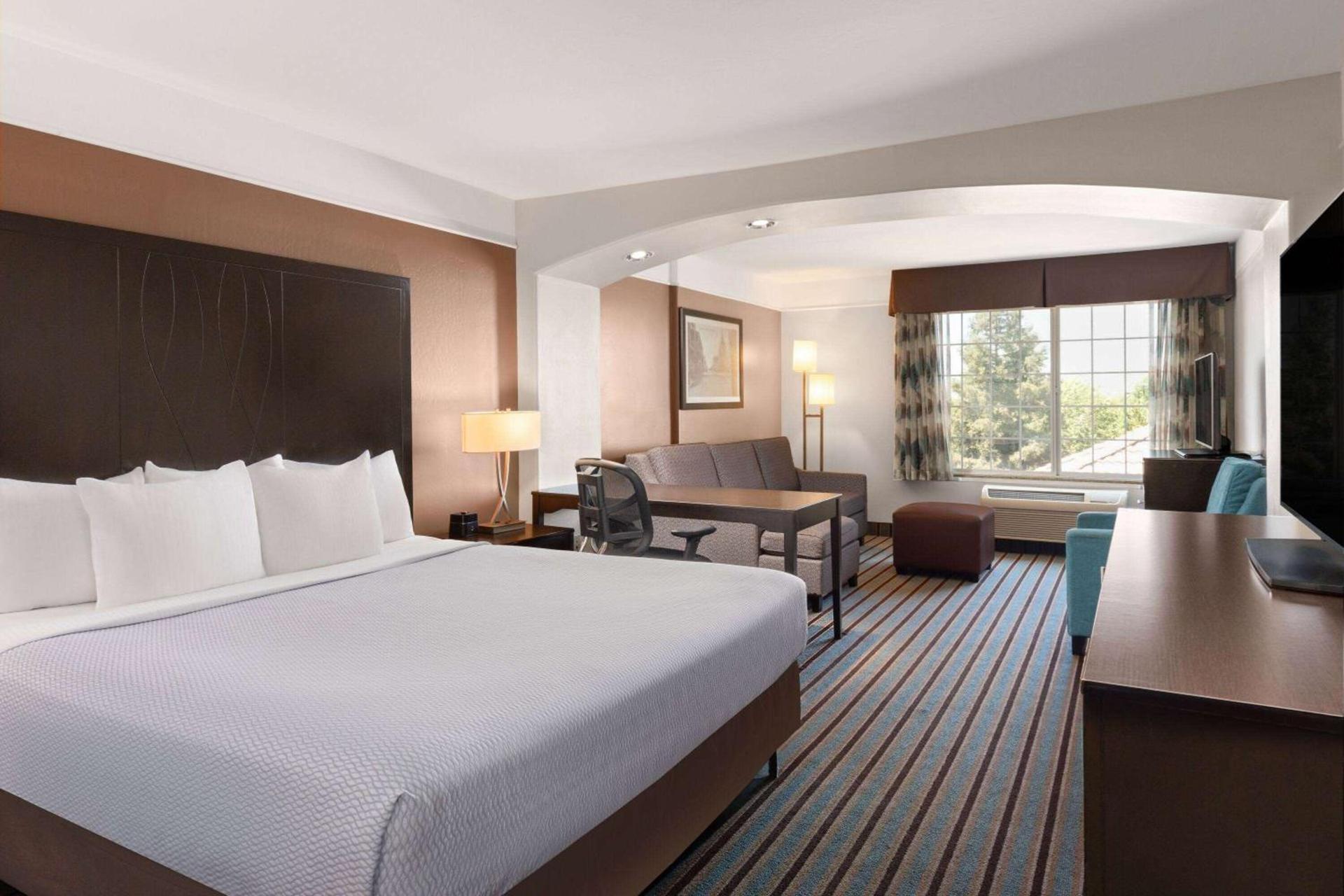 La Quinta by Wyndham Bakersfield North photo 14