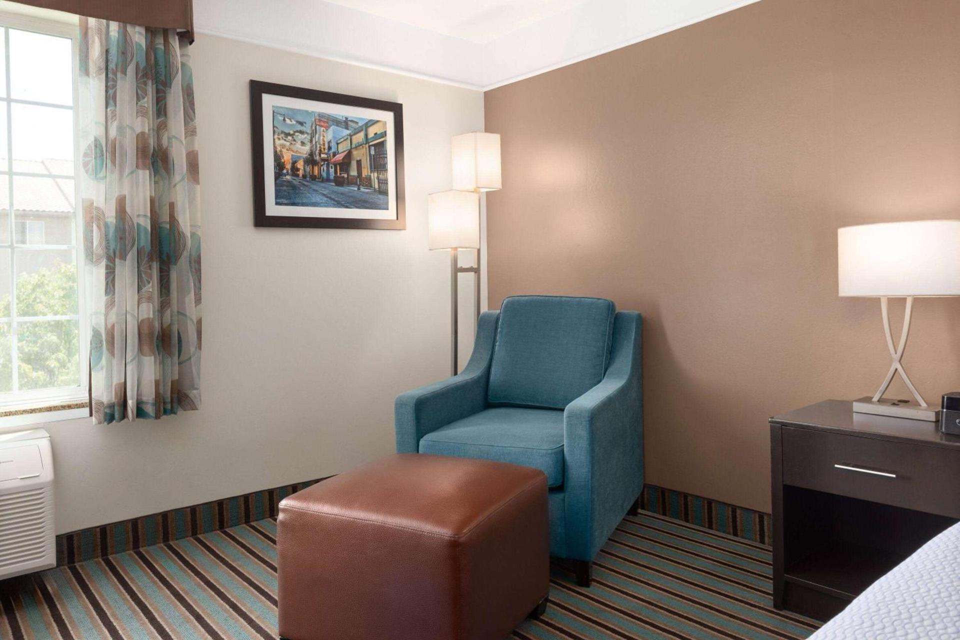 La Quinta by Wyndham Bakersfield North photo 16