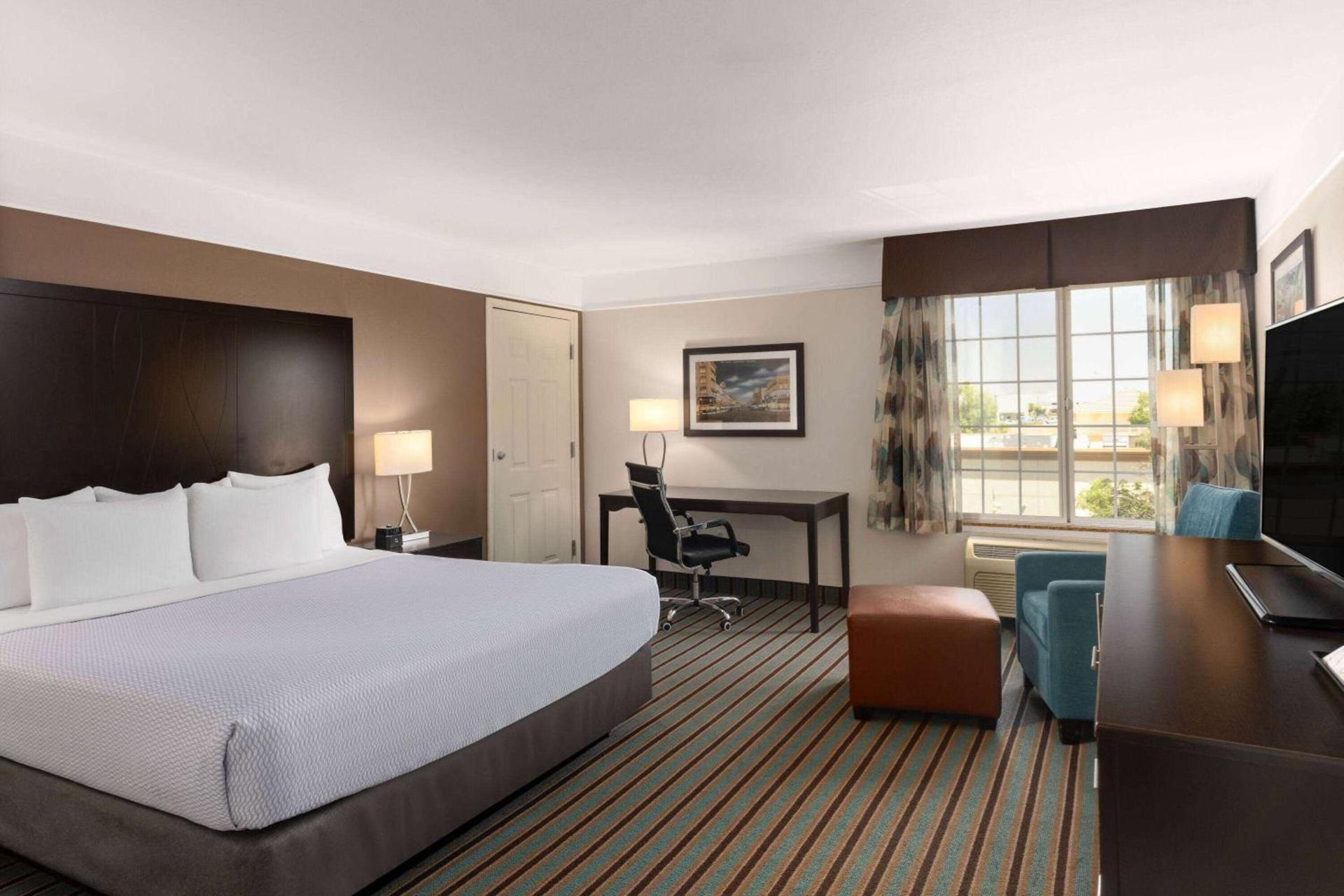 La Quinta by Wyndham Bakersfield North photo 20