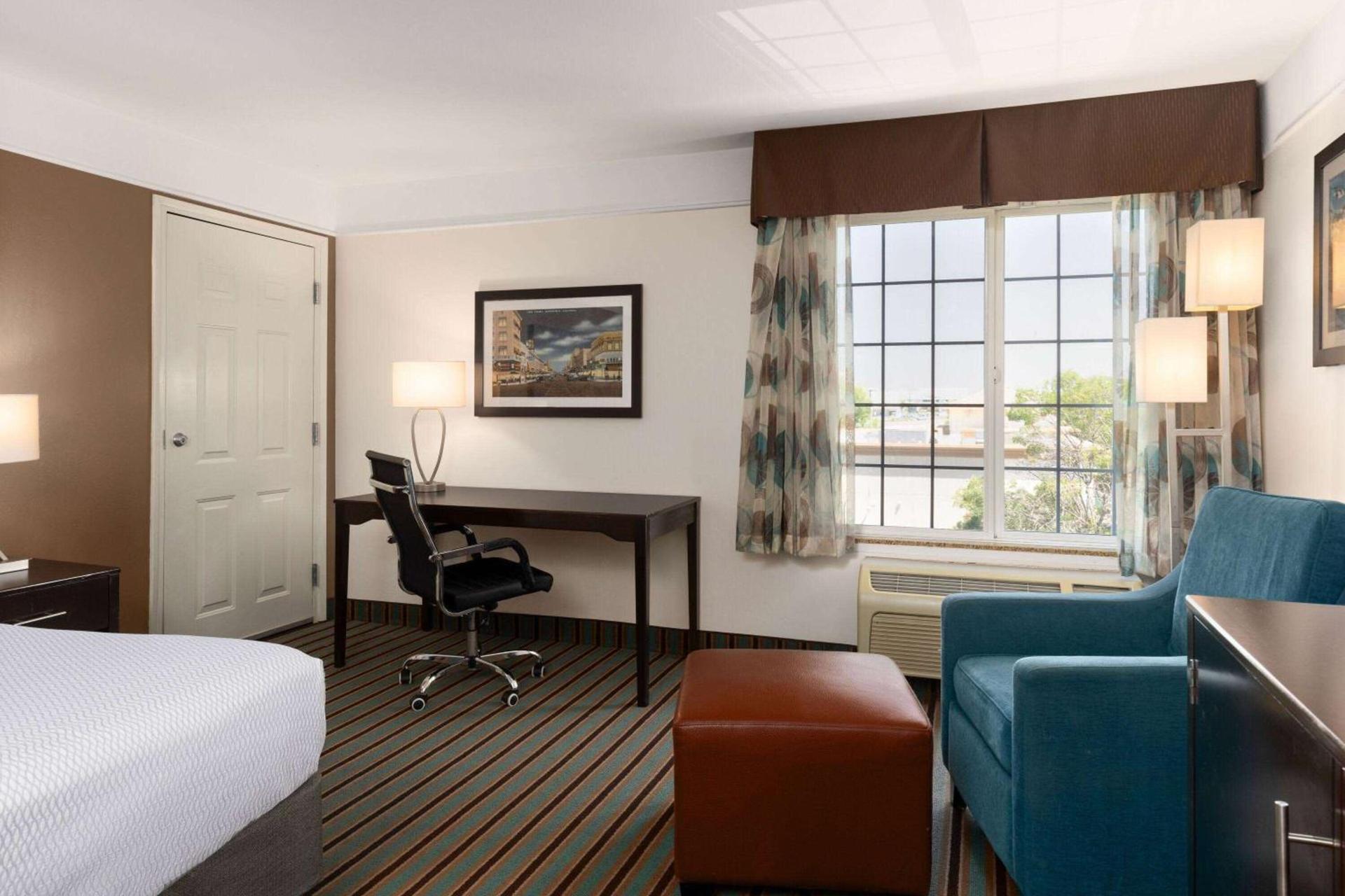 La Quinta by Wyndham Bakersfield North photo 19