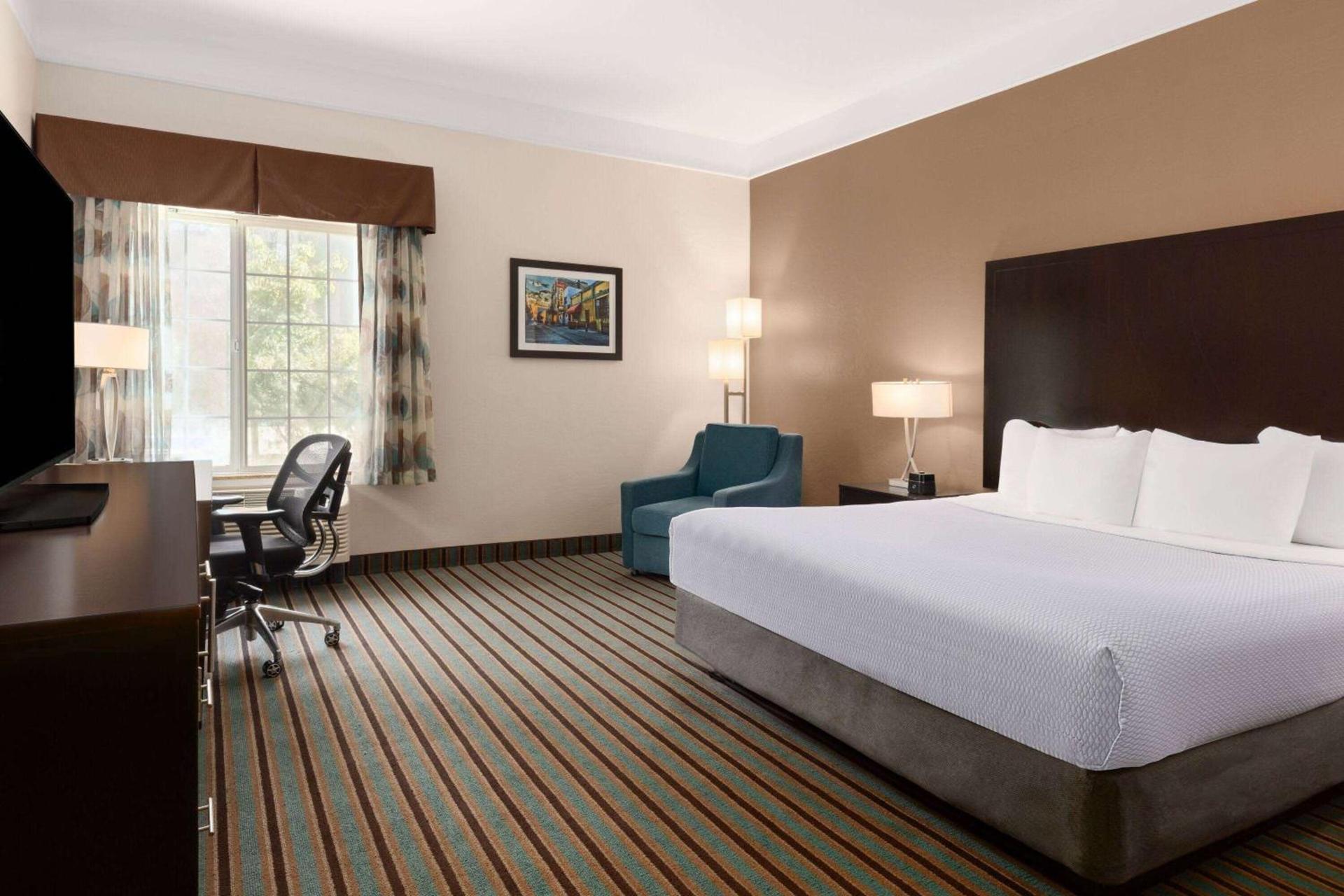 La Quinta by Wyndham Bakersfield North photo 22