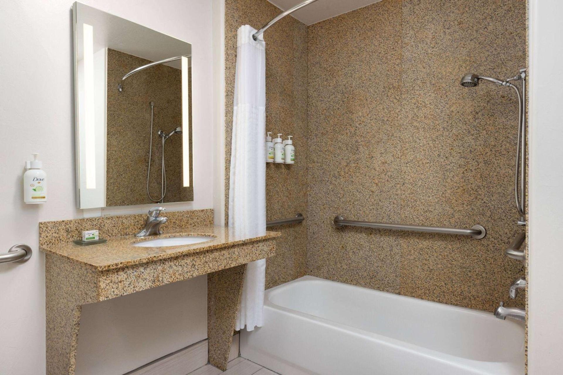 La Quinta by Wyndham Bakersfield North photo 23