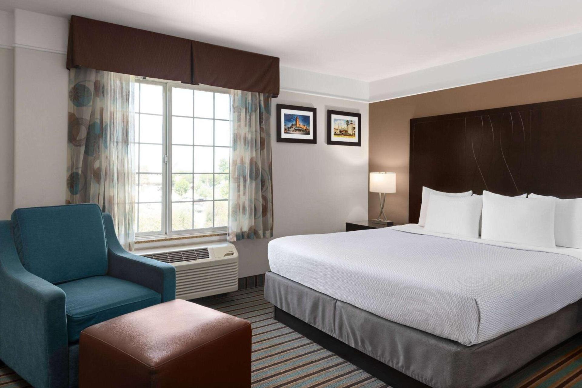La Quinta by Wyndham Bakersfield North photo 24