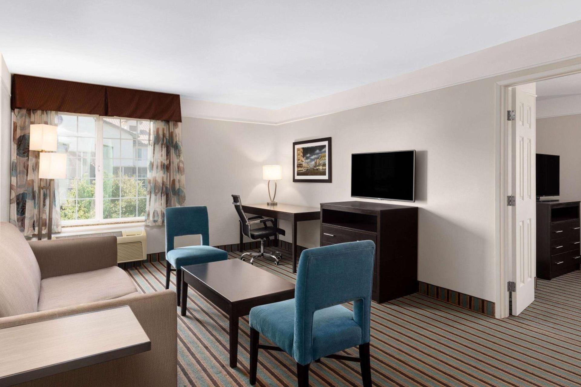 La Quinta by Wyndham Bakersfield North photo 26