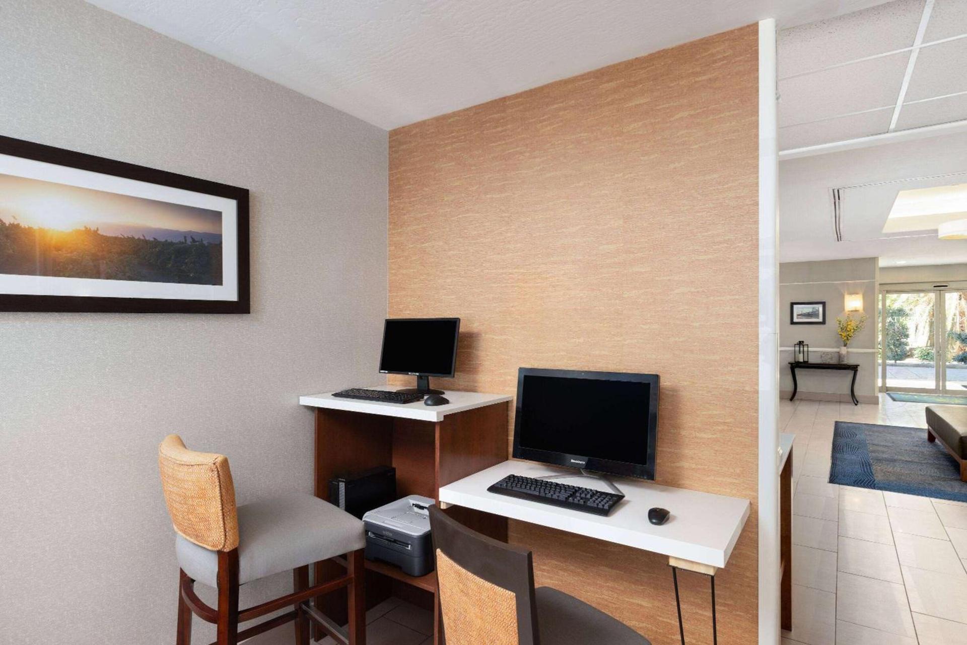 La Quinta by Wyndham Bakersfield North photo 32