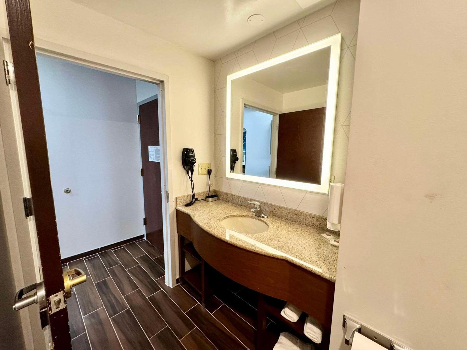 Comfort Suites East Brunswick - South River photo 16