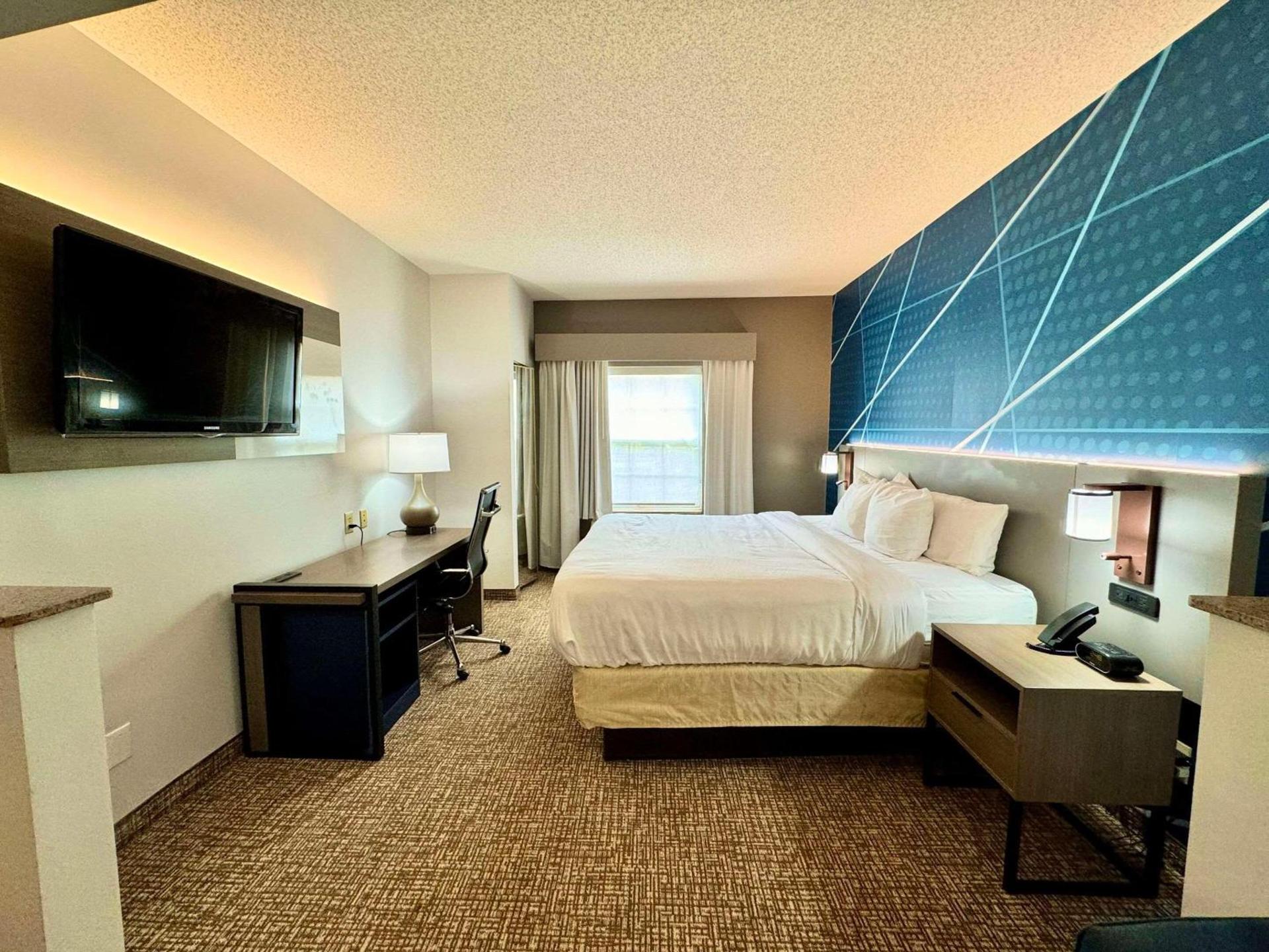 Comfort Suites East Brunswick - South River photo 22