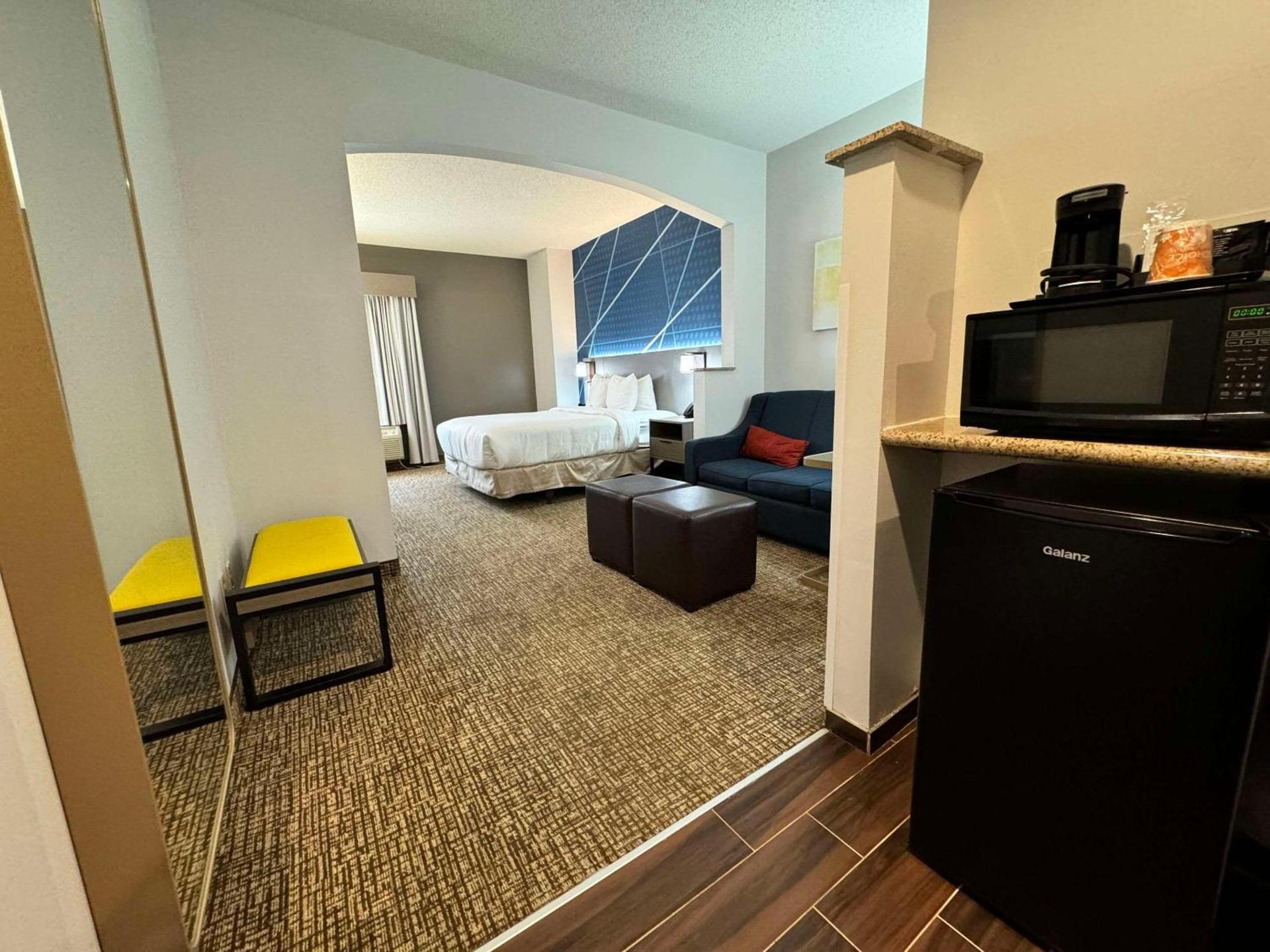 Comfort Suites East Brunswick - South River photo 25