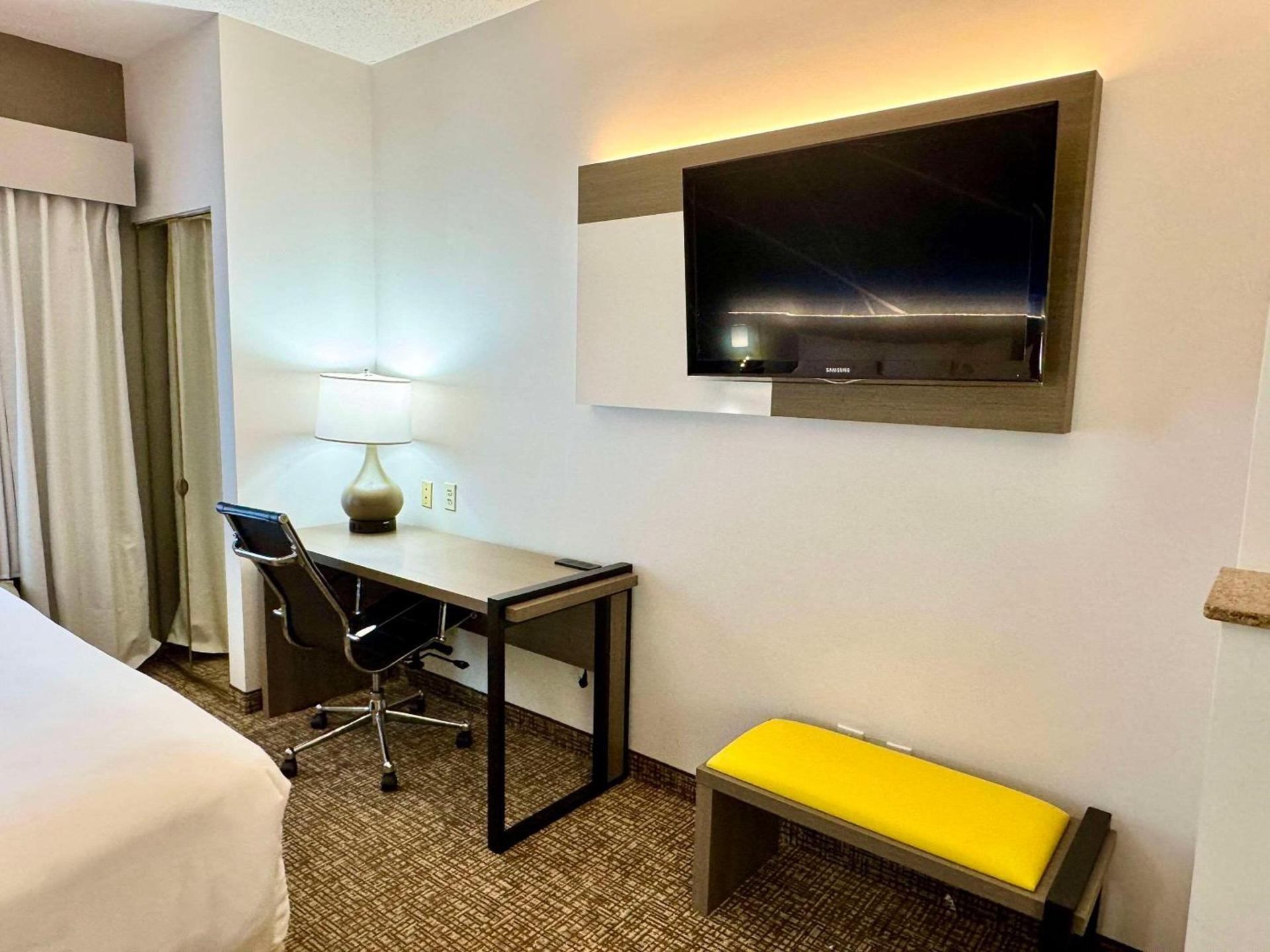 Comfort Suites East Brunswick - South River photo 29