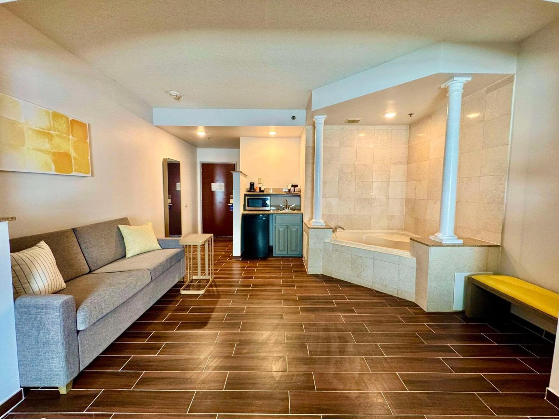 Comfort Suites East Brunswick - South River photo 31