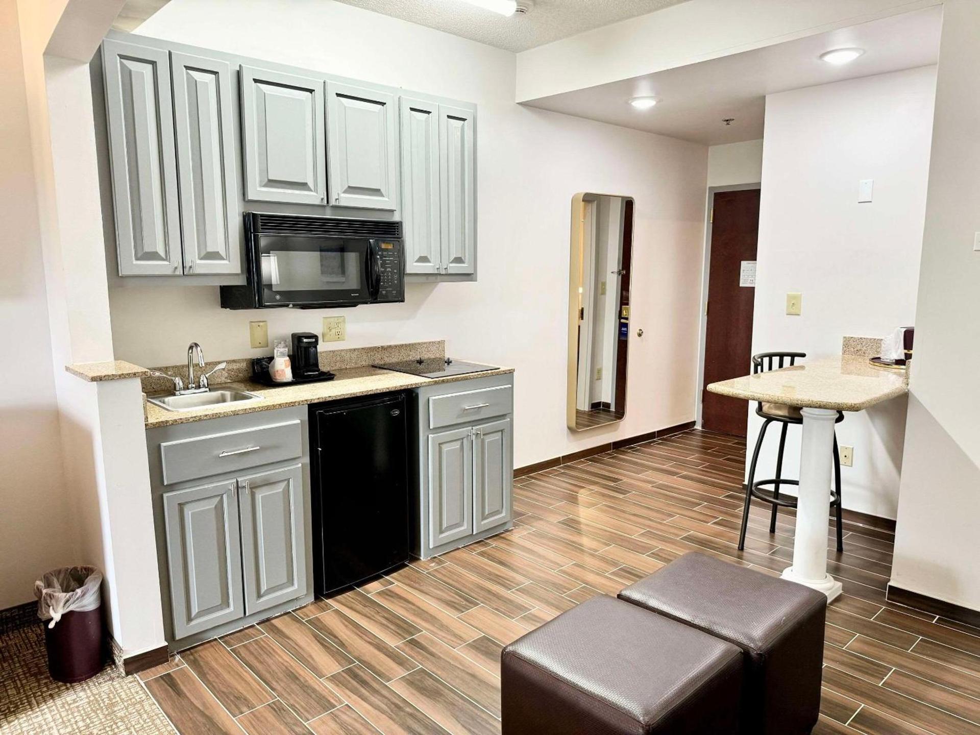Comfort Suites East Brunswick - South River photo 38