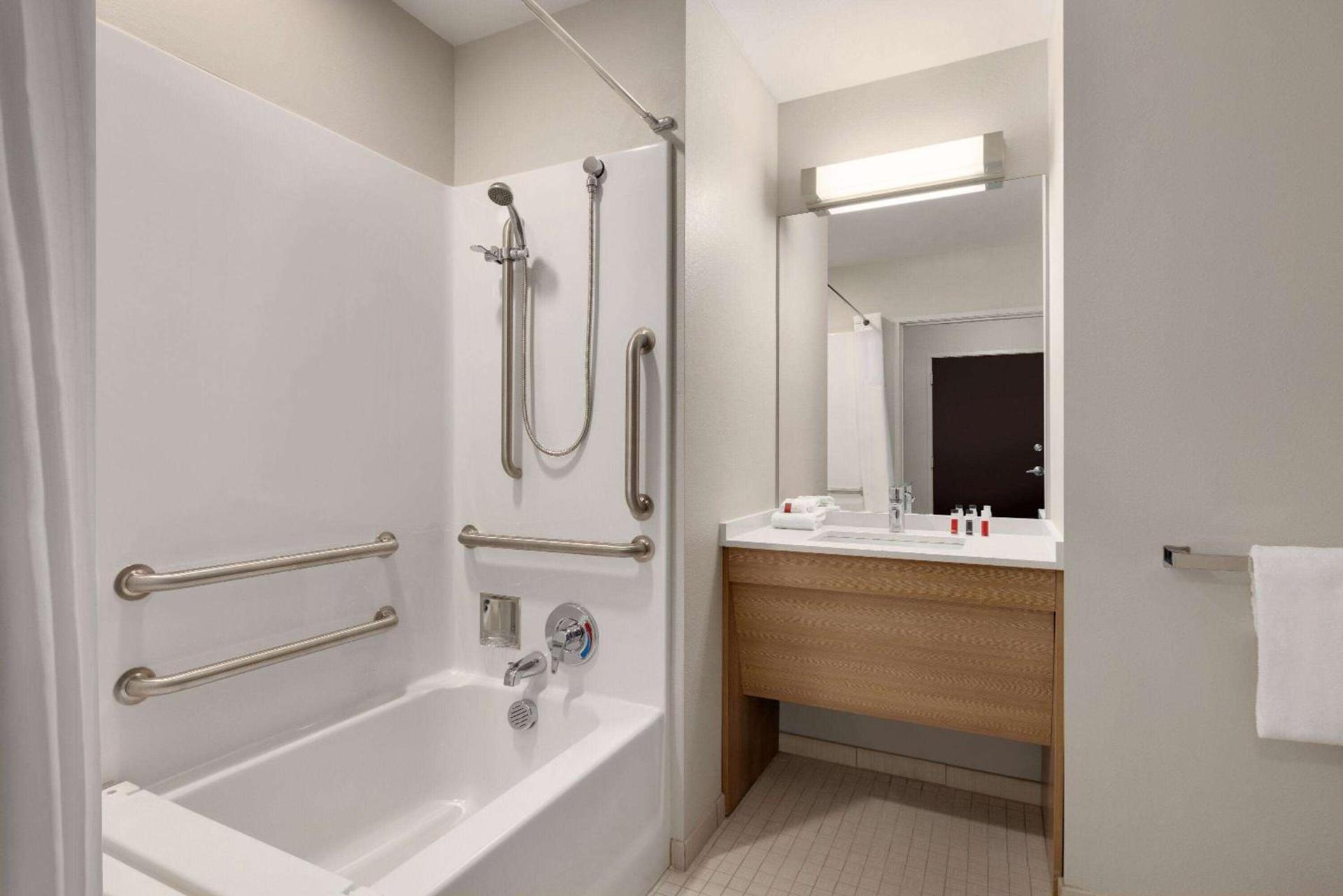 Microtel Inn & Suites by Wyndham Gambrills photo 16