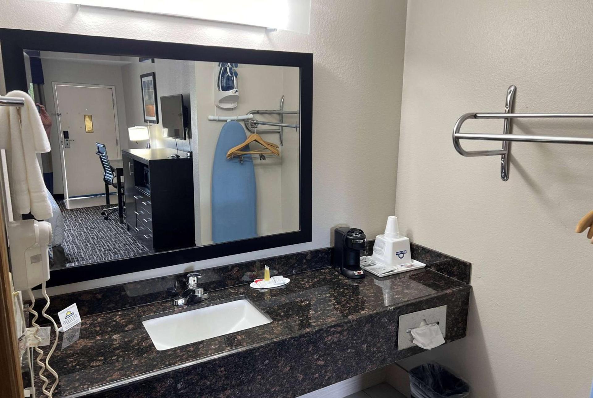 Days Inn by Wyndham Grove photo 15